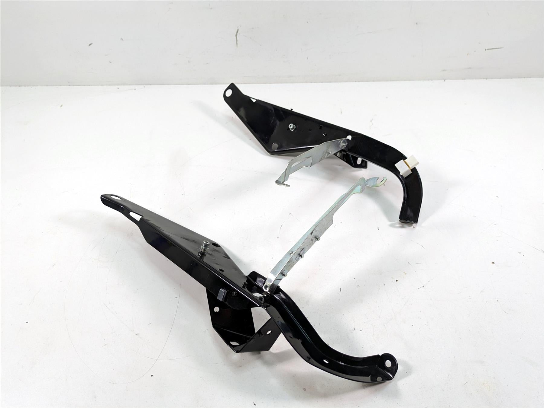 2006 Harley Touring FLHTCUI Electra Glide Front Fairing Mounts 58478-96 58479-96 {{ shop.shopifyCountryName }} - Mototech271