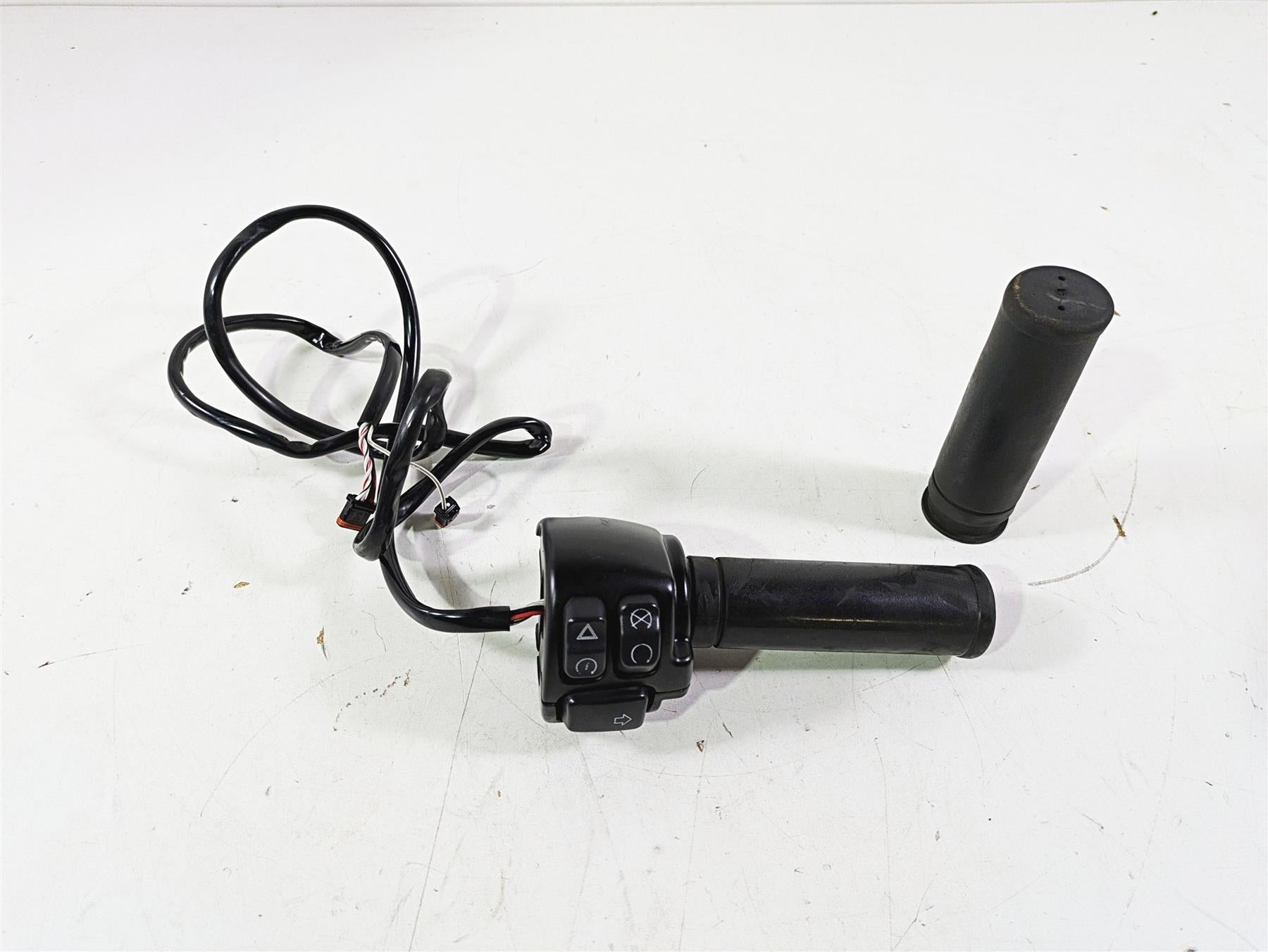 2018 Harley Softail FXFBS Fat Bob Right Hand Control Switch Start Stop 71500462 {{ shop.shopifyCountryName }} - Mototech271
