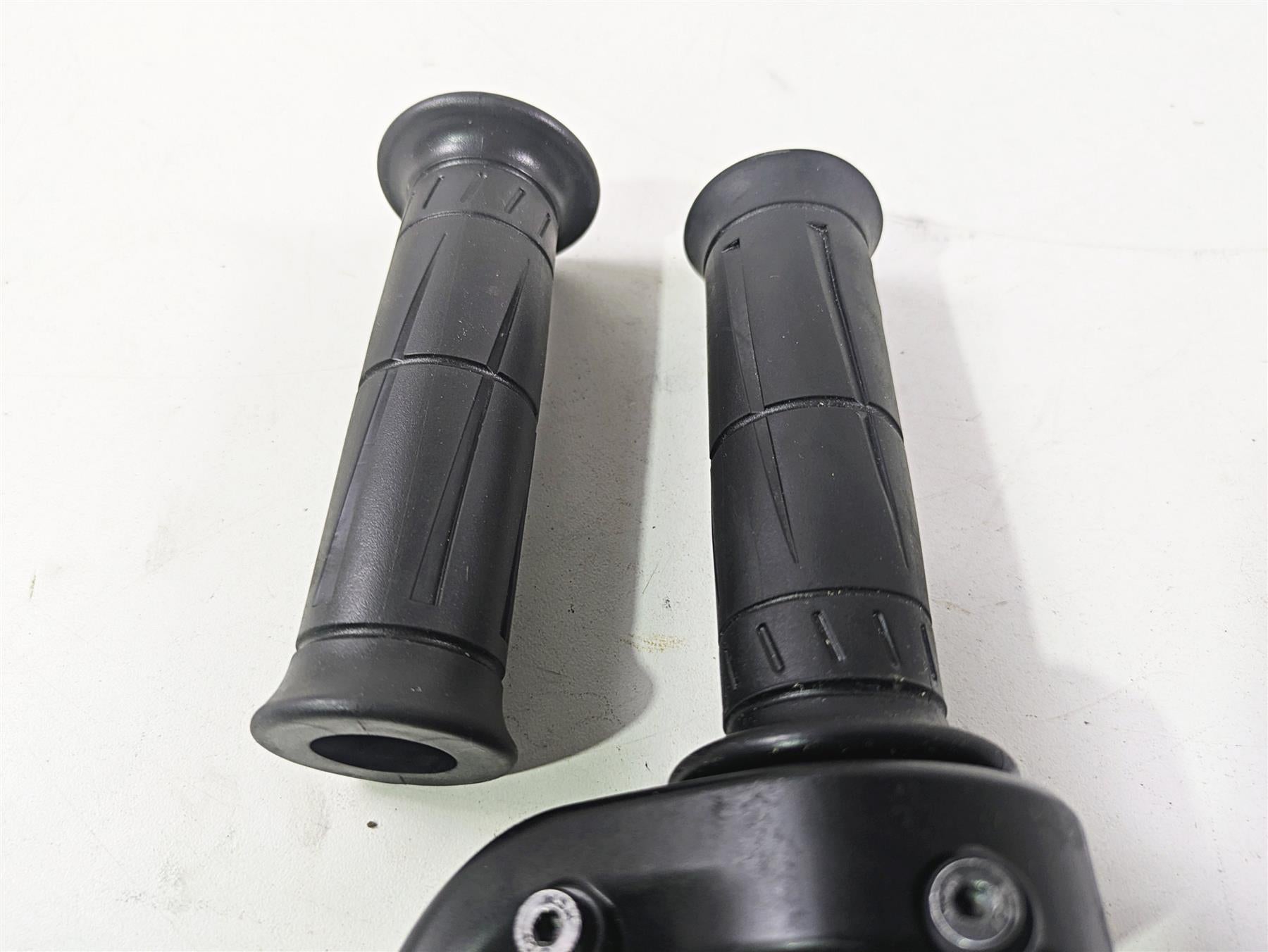 2024 Kawasaki ZX6R ZX636 Ninja Throttle Grip Handle Set 46019-0020 {{ shop.shopifyCountryName }} - Mototech271