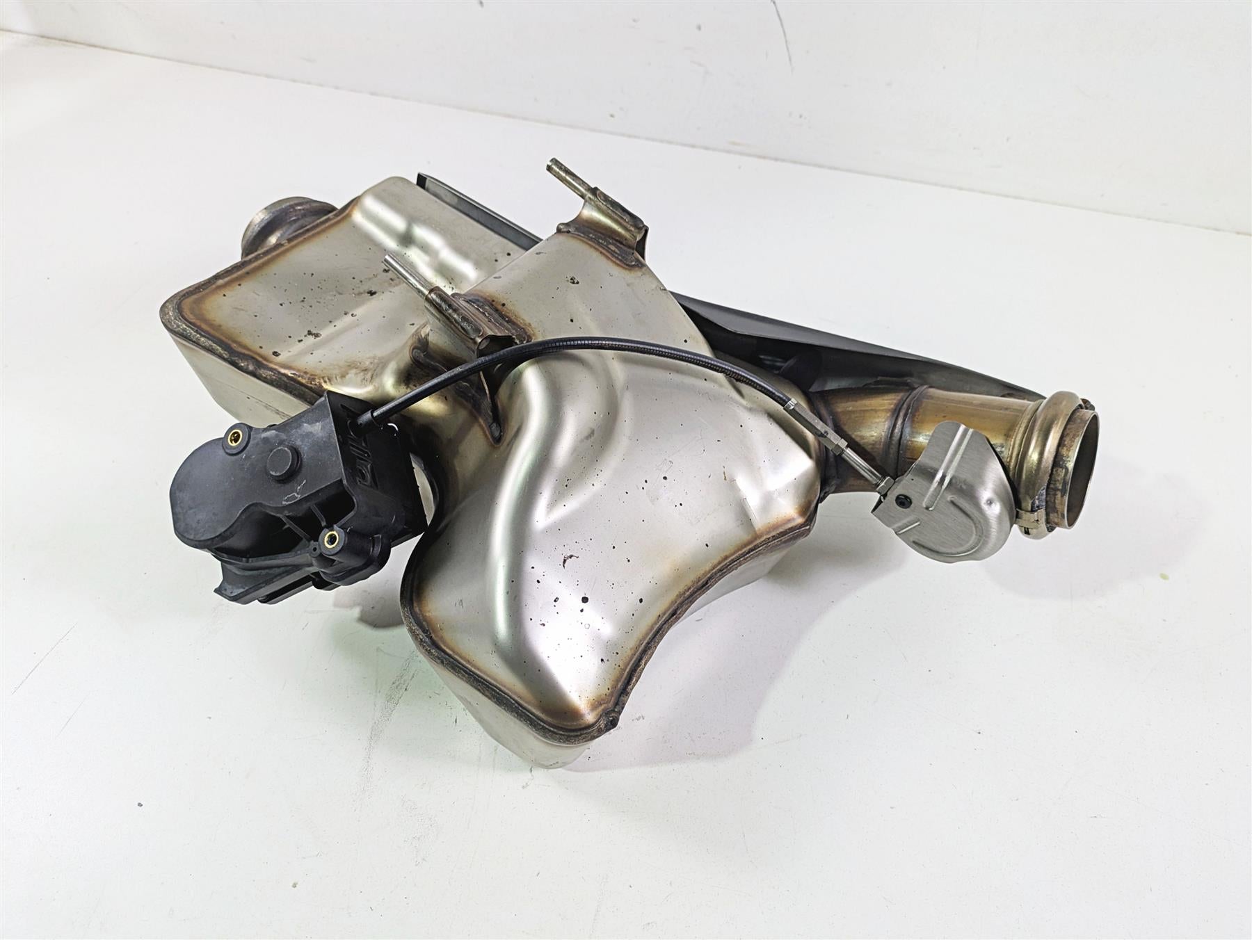 2018 KTM 1290 Super Duke R Exhaust Center Chamber Pipe & Servo 61605050000 {{ shop.shopifyCountryName }} - Mototech271