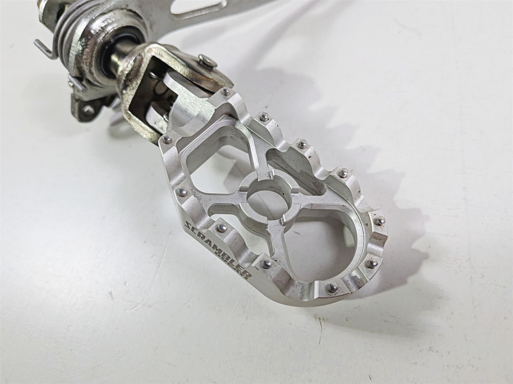 2015 Ducati Scrambler Urban Enduro Right Footpeg + Mount Brake Pedal 45720951AA-Mototech271