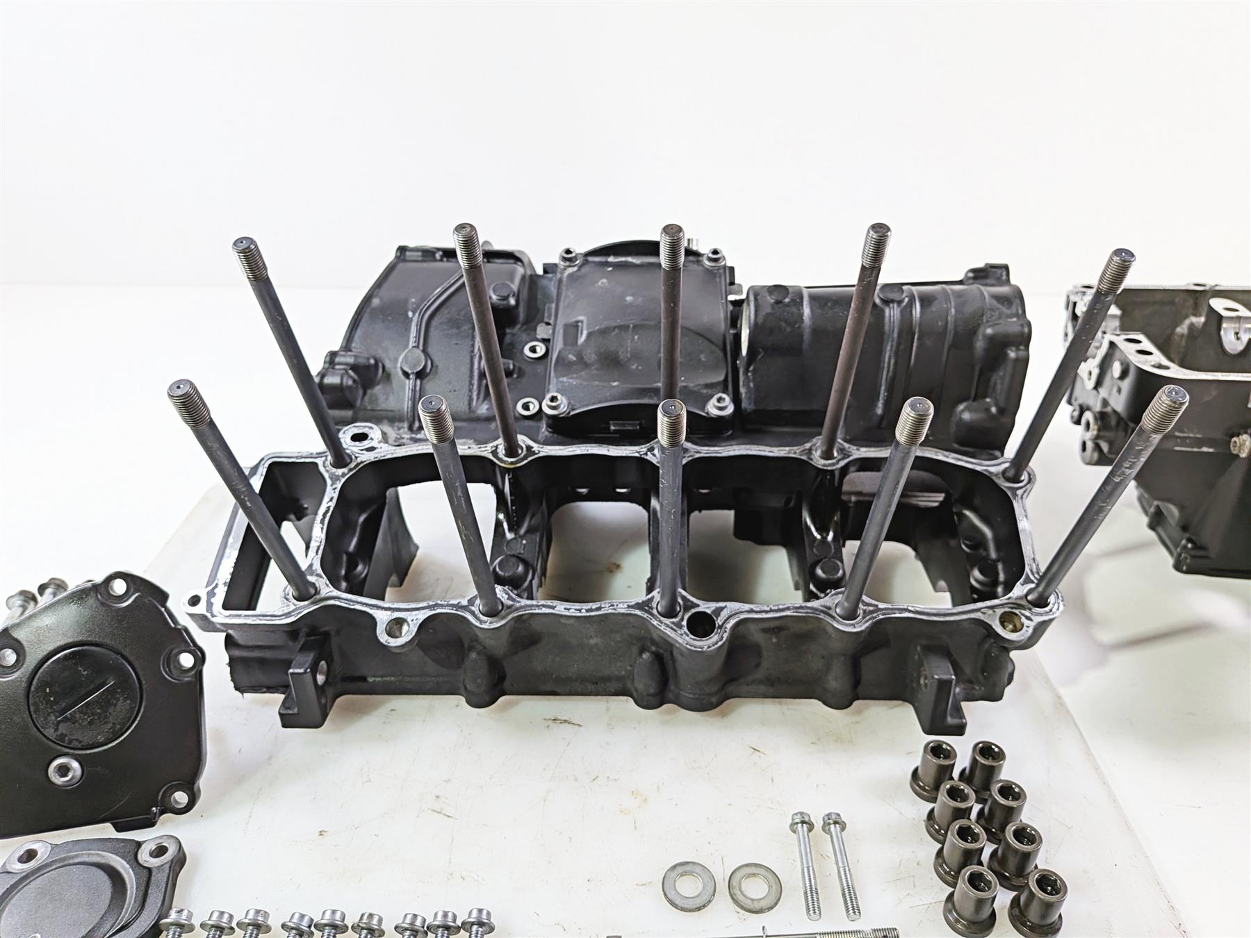 2008 Yamaha YZF R1 RN19 Engine Crank Case Set N516E 4C8-15100-00-00 4C8-15100-19 {{ shop.shopifyCountryName }} - Mototech271