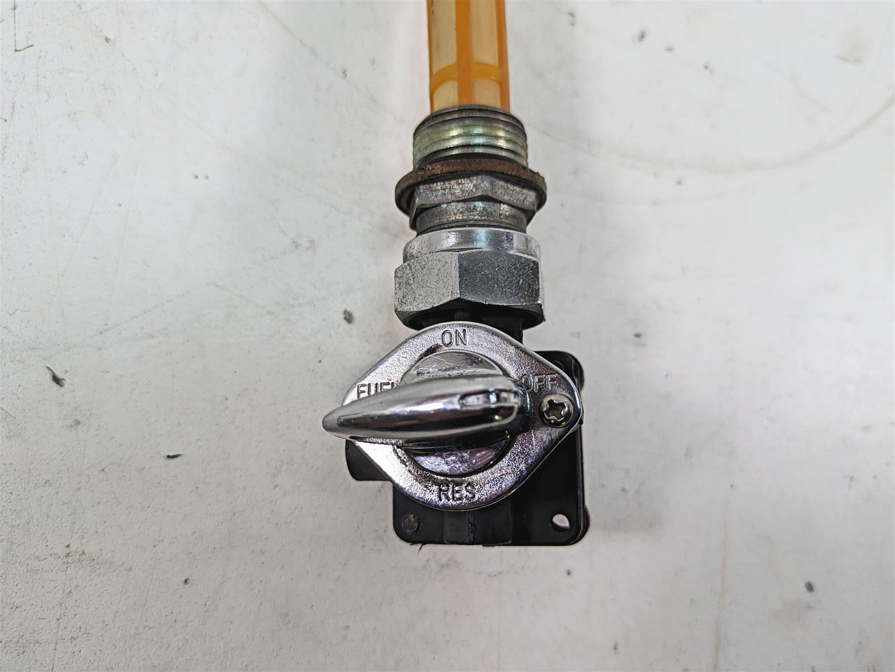 2005 Harley Dyna FXDL Low Rider Fuel Gas Valve Petcock Pet Cock 61338-02 {{ shop.shopifyCountryName }} - Mototech271
