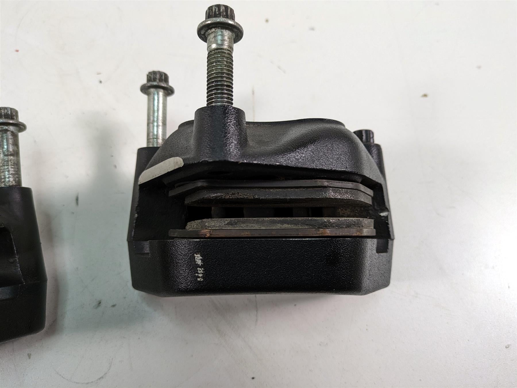 2000 Harley Dyna FXDL Low Rider Front Brake Caliper Set 44023-00C 44046-00D {{ shop.shopifyCountryName }} - Mototech271