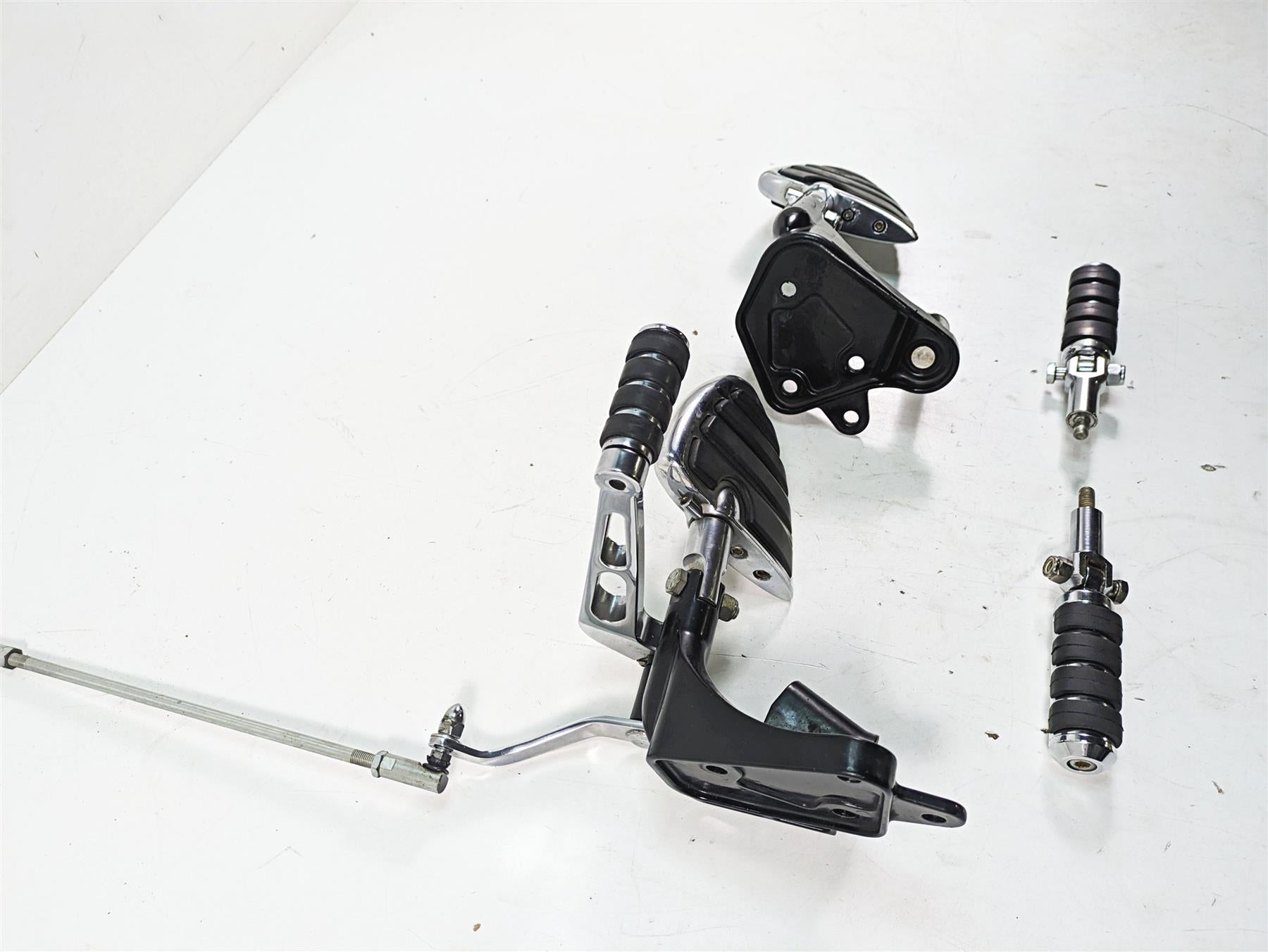 2000 Harley FXSTS Softail Springer Front Rear Footpeg & Shifter Set 33683-00 {{ shop.shopifyCountryName }} - Mototech271