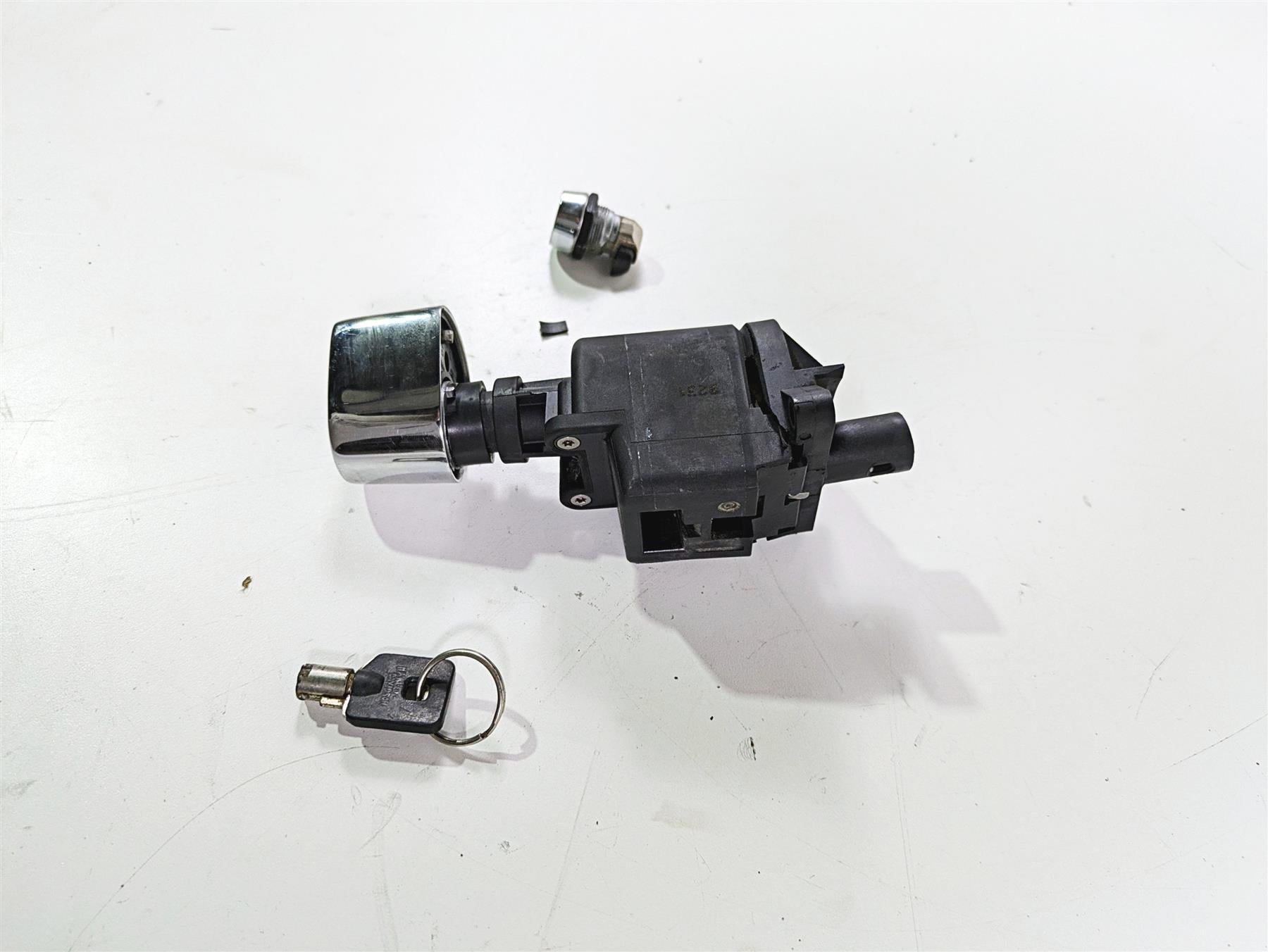 2010 Harley Touring FLHX Street Glide Ignition Switch Key Lock FOR PART 71572-06 {{ shop.shopifyCountryName }} - Mototech271