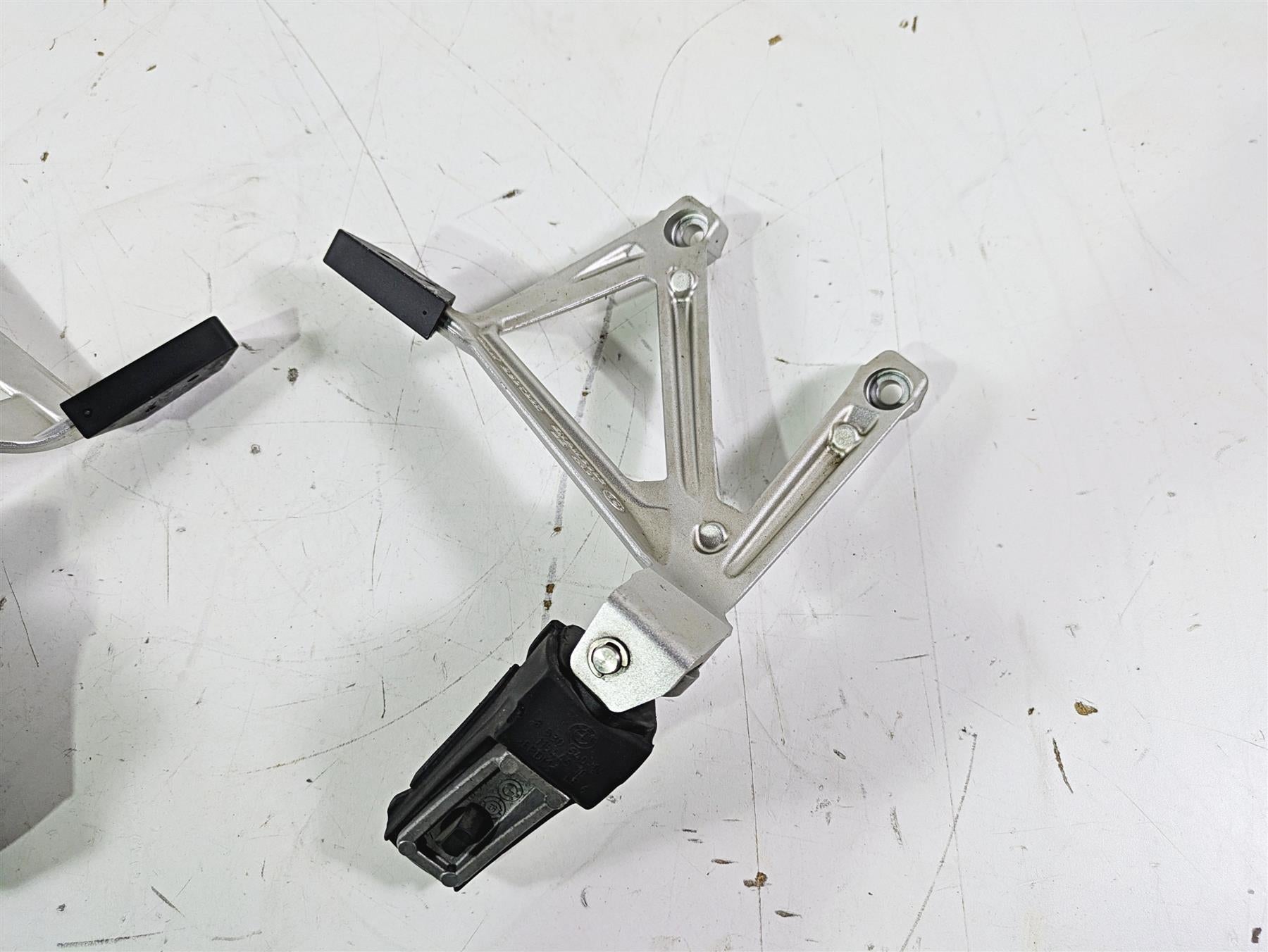 2016 BMW R1200GS GSW K50 Rear Passenger Footpeg Set 46718528793 46718528794 {{ shop.shopifyCountryName }} - Mototech271