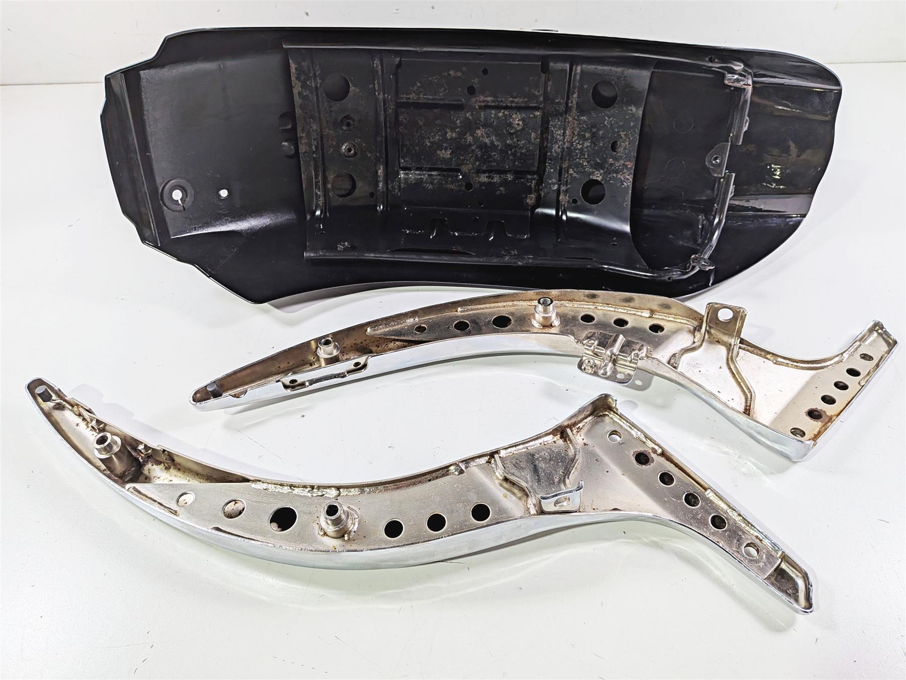2005 Suzuki VZ800 M50 Boulevard Rear Fender & Side Chrome Struts 63110-39G02 {{ shop.shopifyCountryName }} - Mototech271