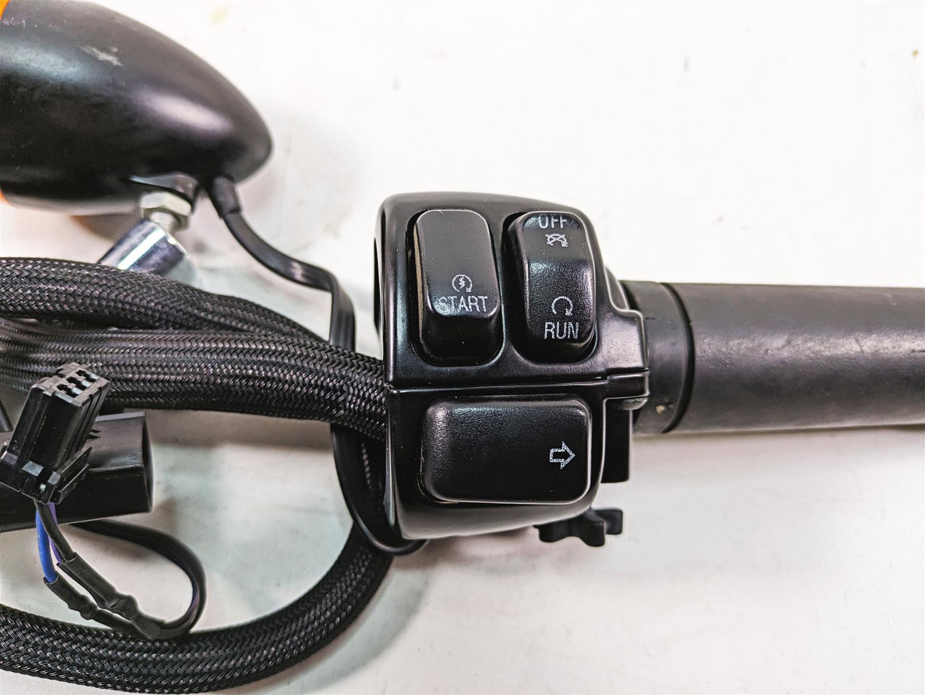 2009 Harley FXDF Dyna Fat Bob Right Hand Throttle Control Switch -Read 71684-06A {{ shop.shopifyCountryName }} - Mototech271