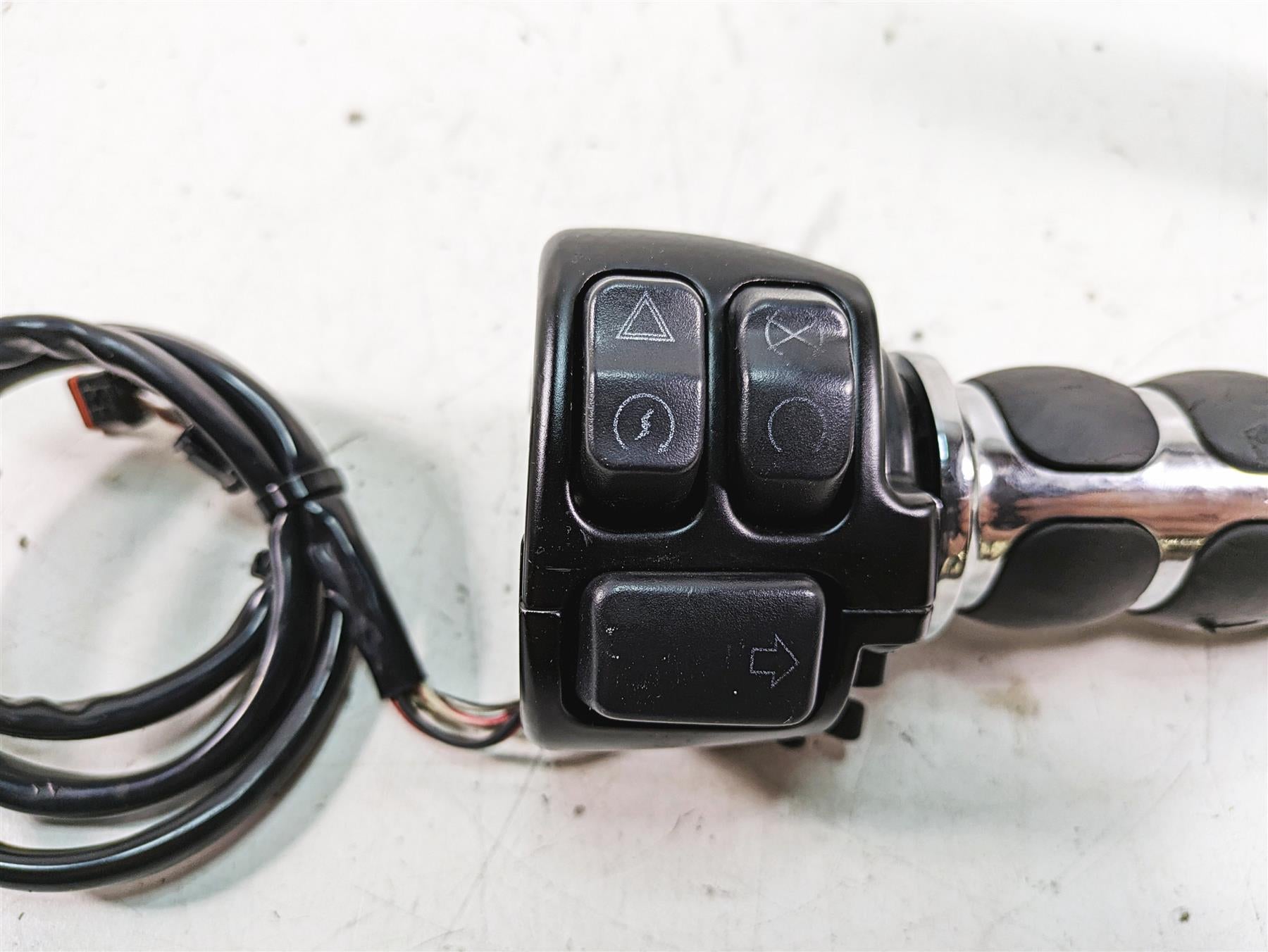 2019 Harley XL883N Sportster Iron Right Hand Control Switch 71500118 {{ shop.shopifyCountryName }} - Mototech271