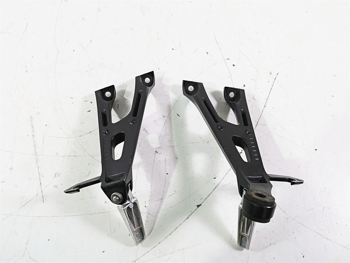 2016 Suzuki GSXR1000 Rear Passenger Foot Peg Set 43600-47H40 43611-37H10 {{ shop.shopifyCountryName }} - Mototech271