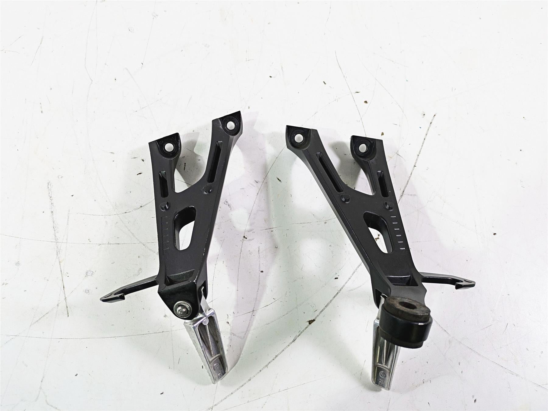 2016 Suzuki GSXR1000 Rear Passenger Foot Peg Set 43600-47H40 43611-37H10 {{ shop.shopifyCountryName }} - Mototech271