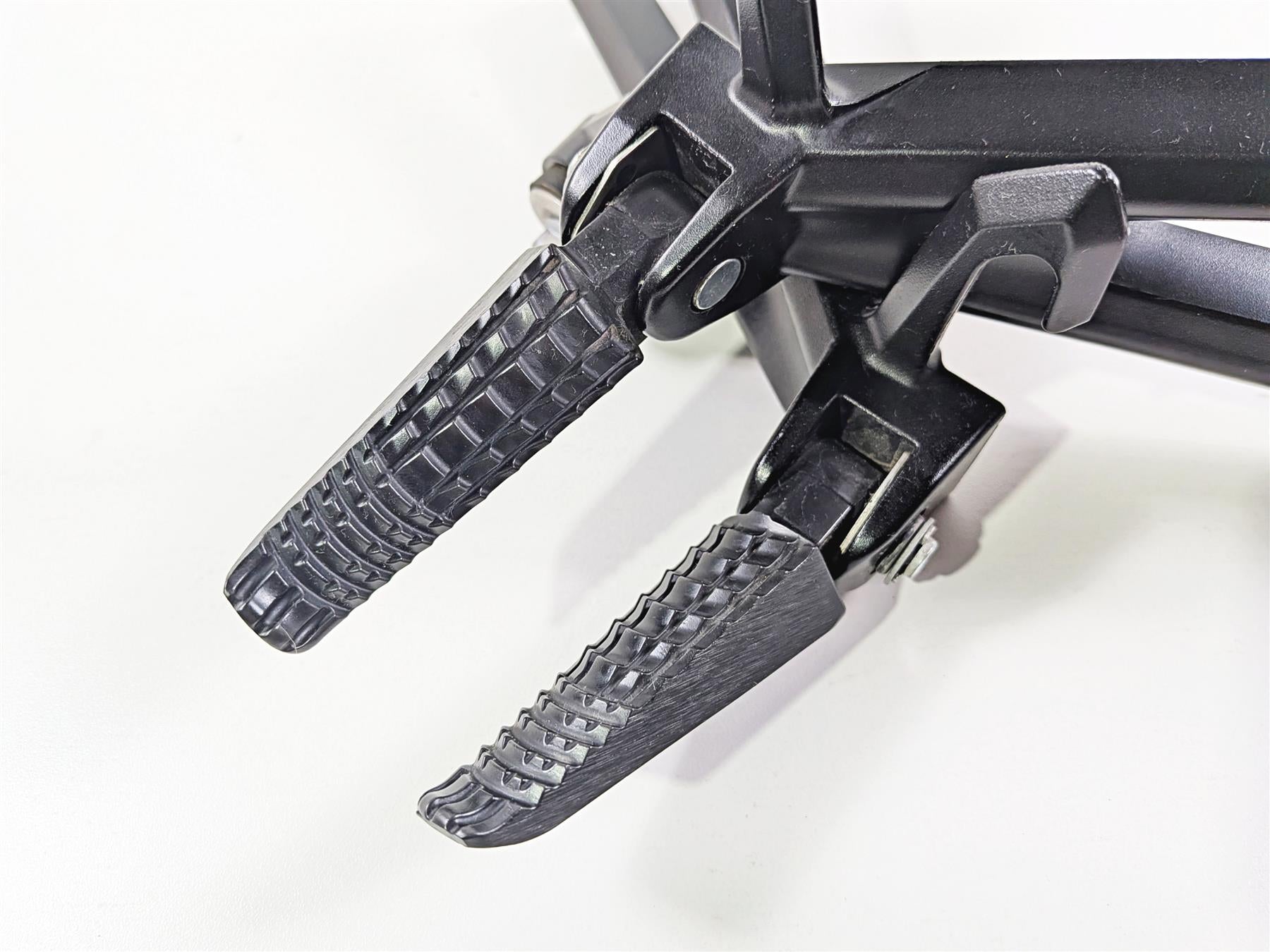 2024 Suzuki GSXR600 Passenger Footpeg Foot Peg Rest Set 43600-14J30 43700-14J30 {{ shop.shopifyCountryName }} - Mototech271