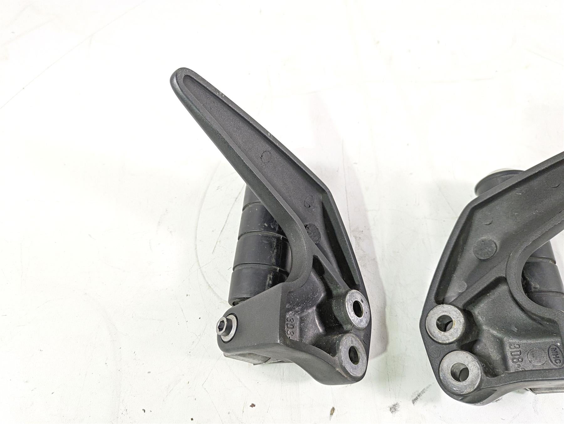 2008 Yamaha XVS1300 V-Star Tourer Rear Passenger Footpeg Set 3D8-27430-00-00 {{ shop.shopifyCountryName }} - Mototech271