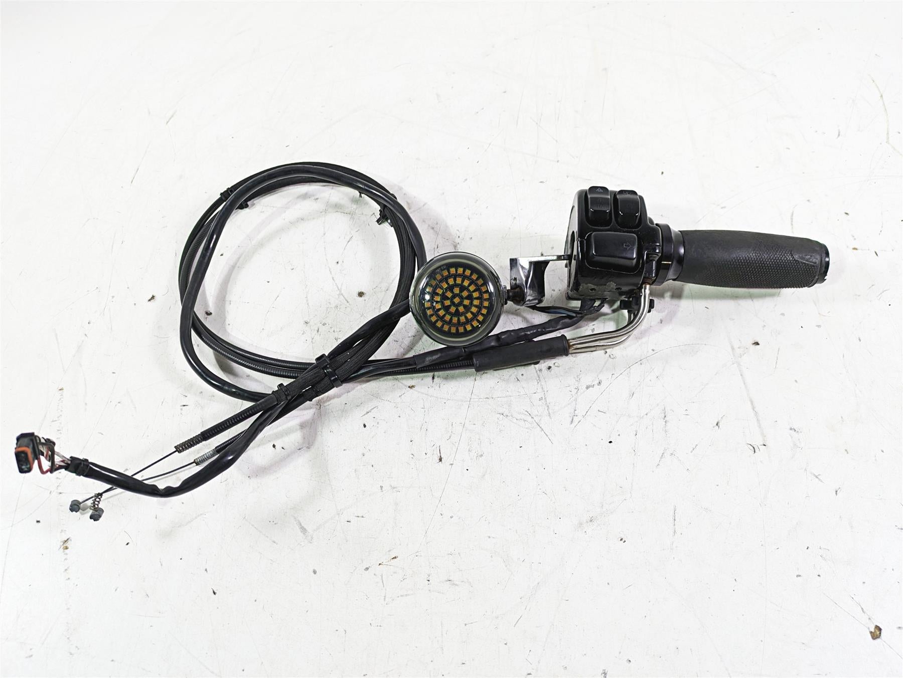 2013 Harley FXDWG Dyna Wide Glide Right Hand Control Switch + Blinker 71500068 {{ shop.shopifyCountryName }} - Mototech271