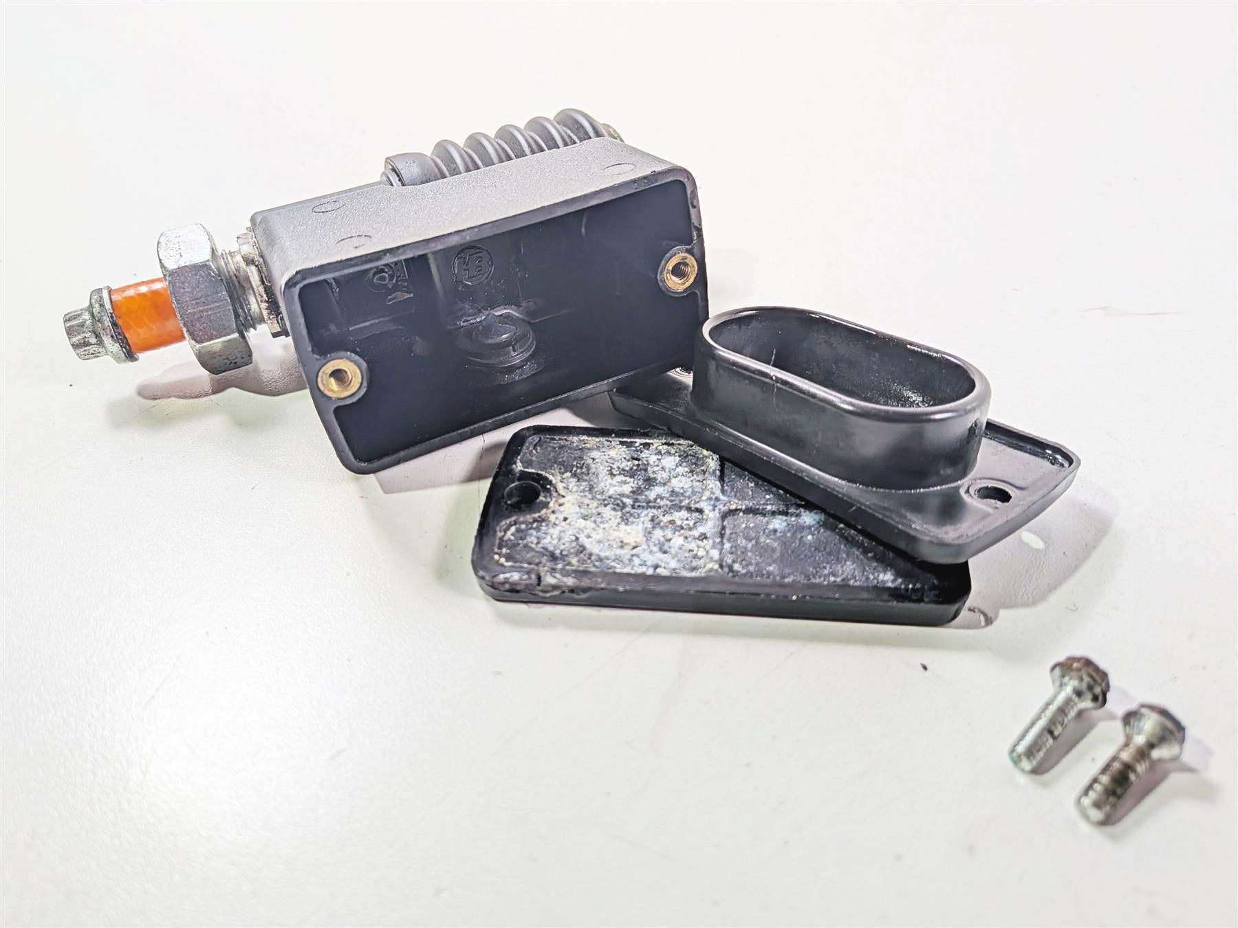1998 Harley Dyna FXDL Low Rider Rear Brake Master Cylinder 42474-90C {{ shop.shopifyCountryName }} - Mototech271