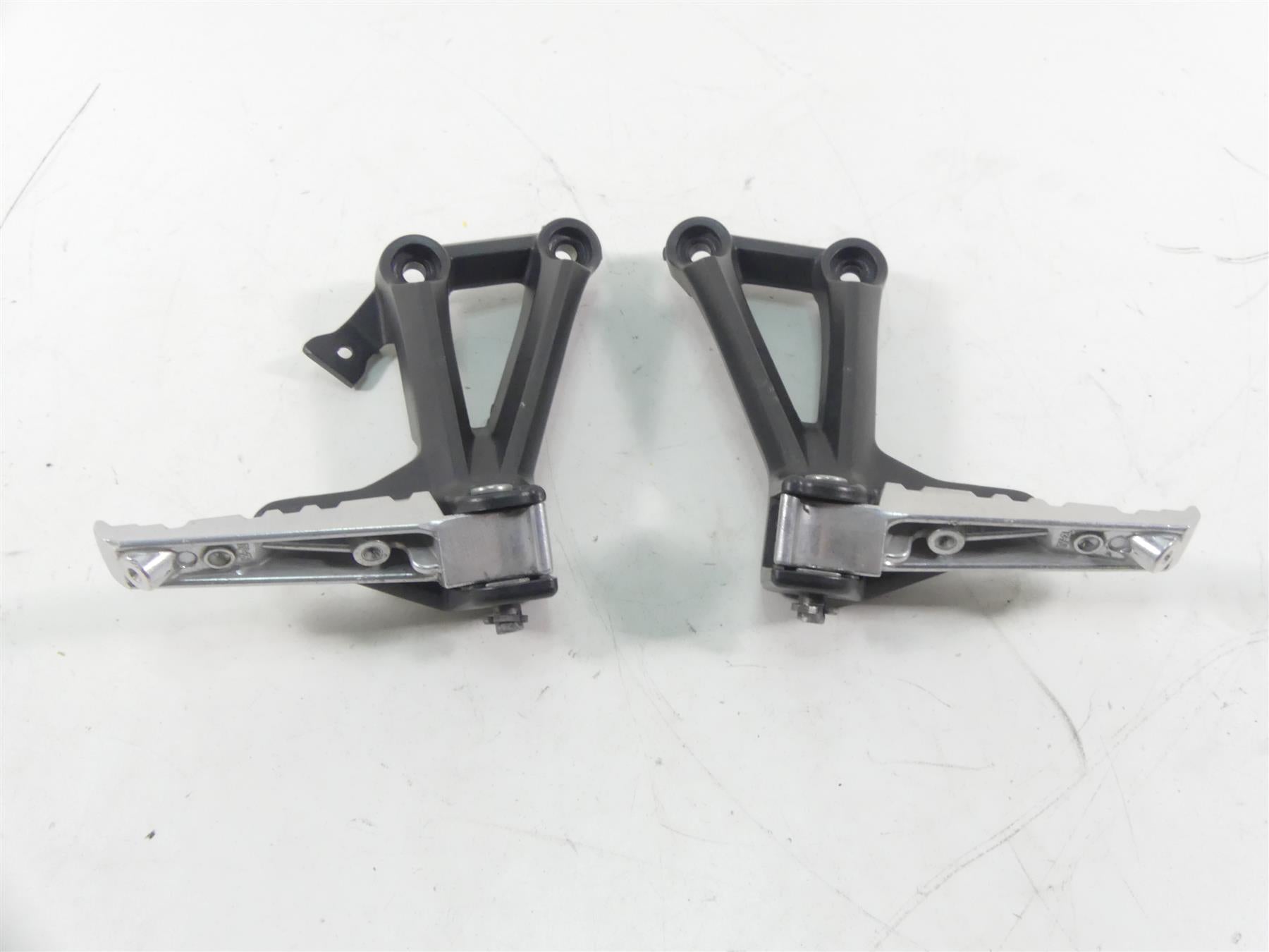 2015 Yamaha MT09 FZ09 Rear Passenger Foot Peg Footpeg Set 1RC-2742L-01-00 | Mototech271