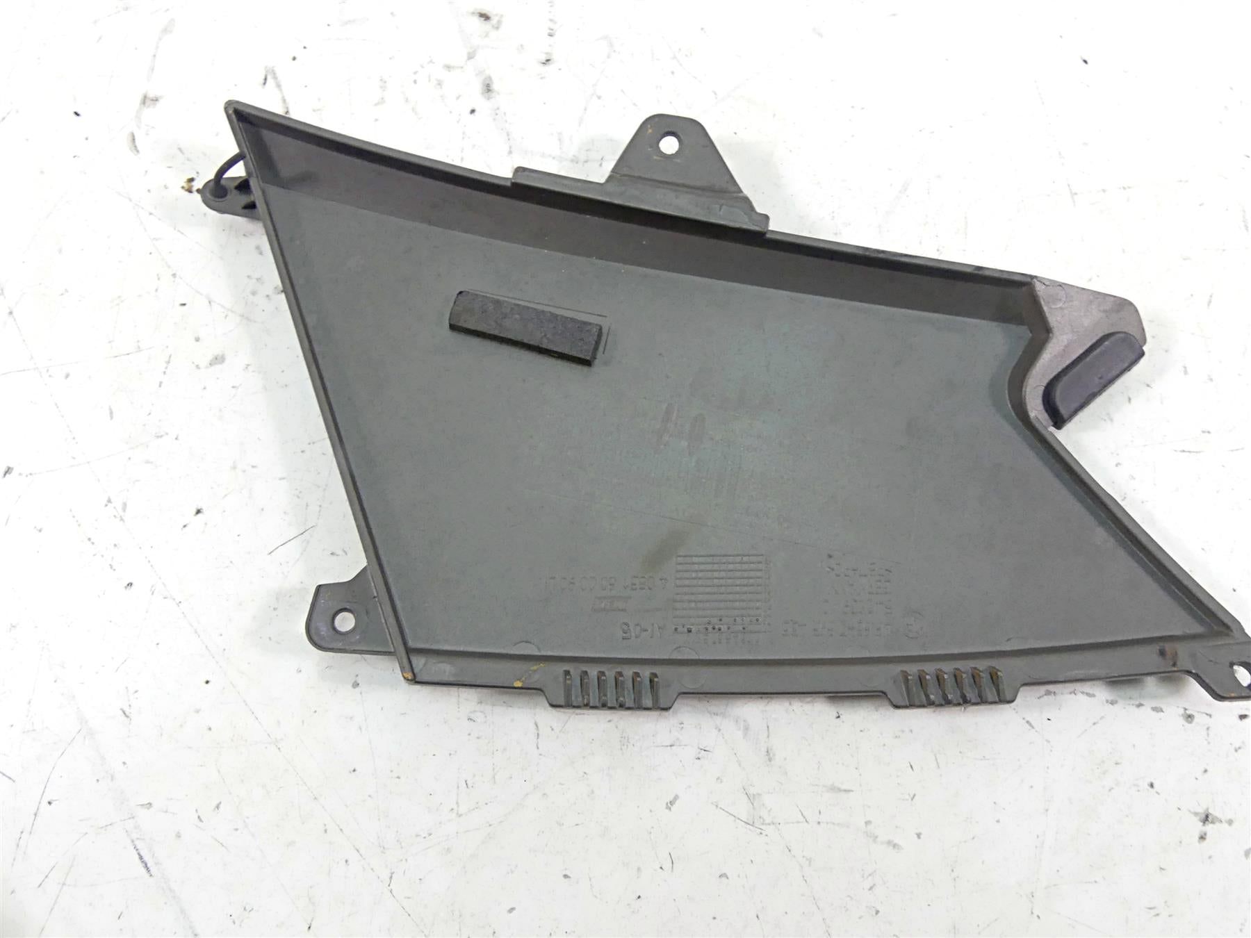 2009 BMW R1200 GS K25 Left Between Leg Side Cover Fairing 46637693433 {{ shop.shopifyCountryName }} - Mototech271