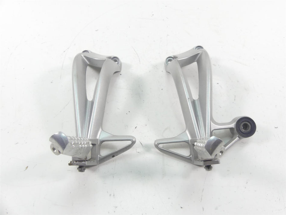2008 Yamaha FZ1 Fazer Rear Passenger Footpeg Set 2D1-2741L-00-00 2D1-2742L-00-00 {{ shop.shopifyCountryName }} - Mototech271