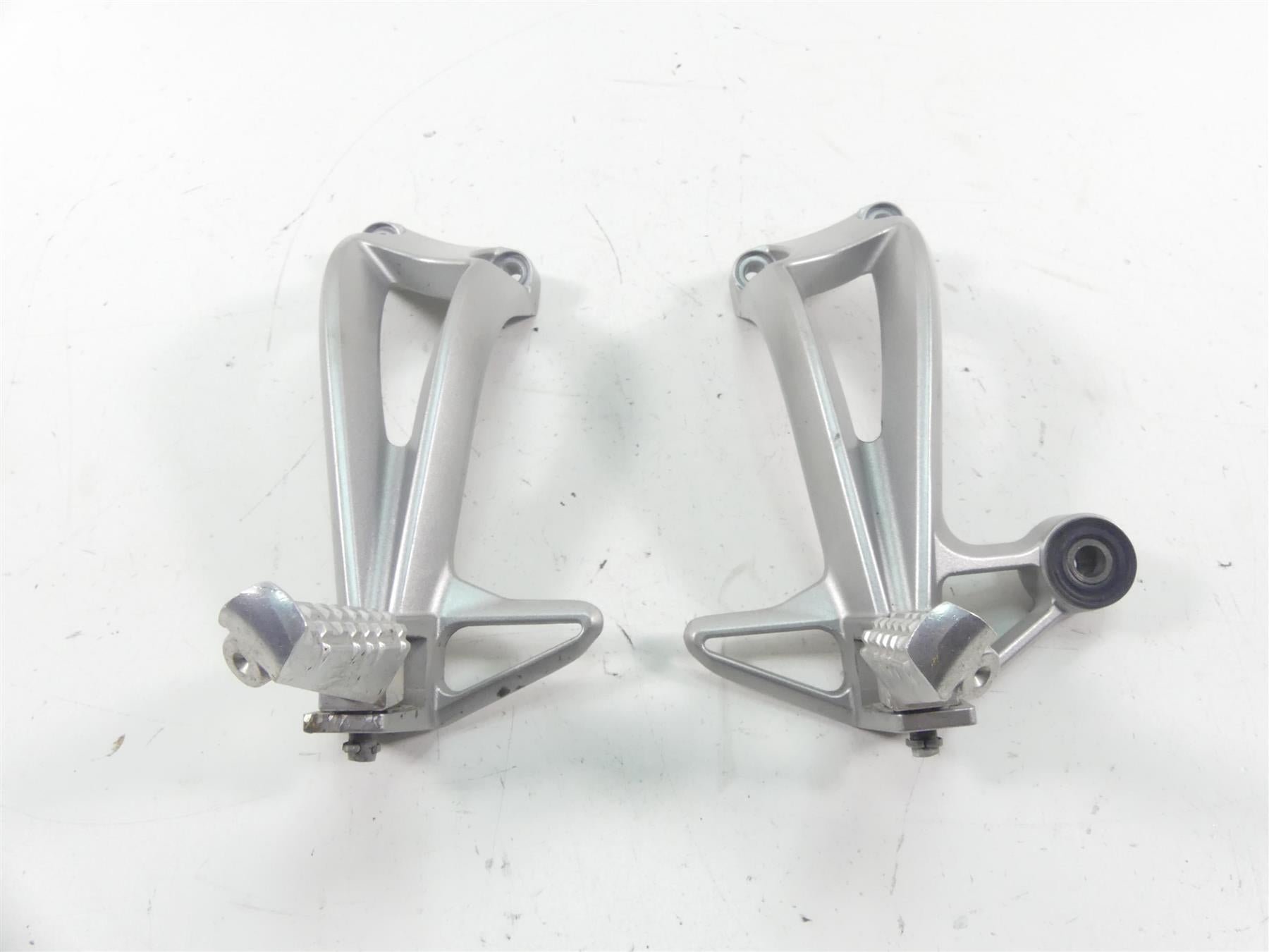 2008 Yamaha FZ1 Fazer Rear Passenger Footpeg Set 2D1-2741L-00-00 2D1-2742L-00-00