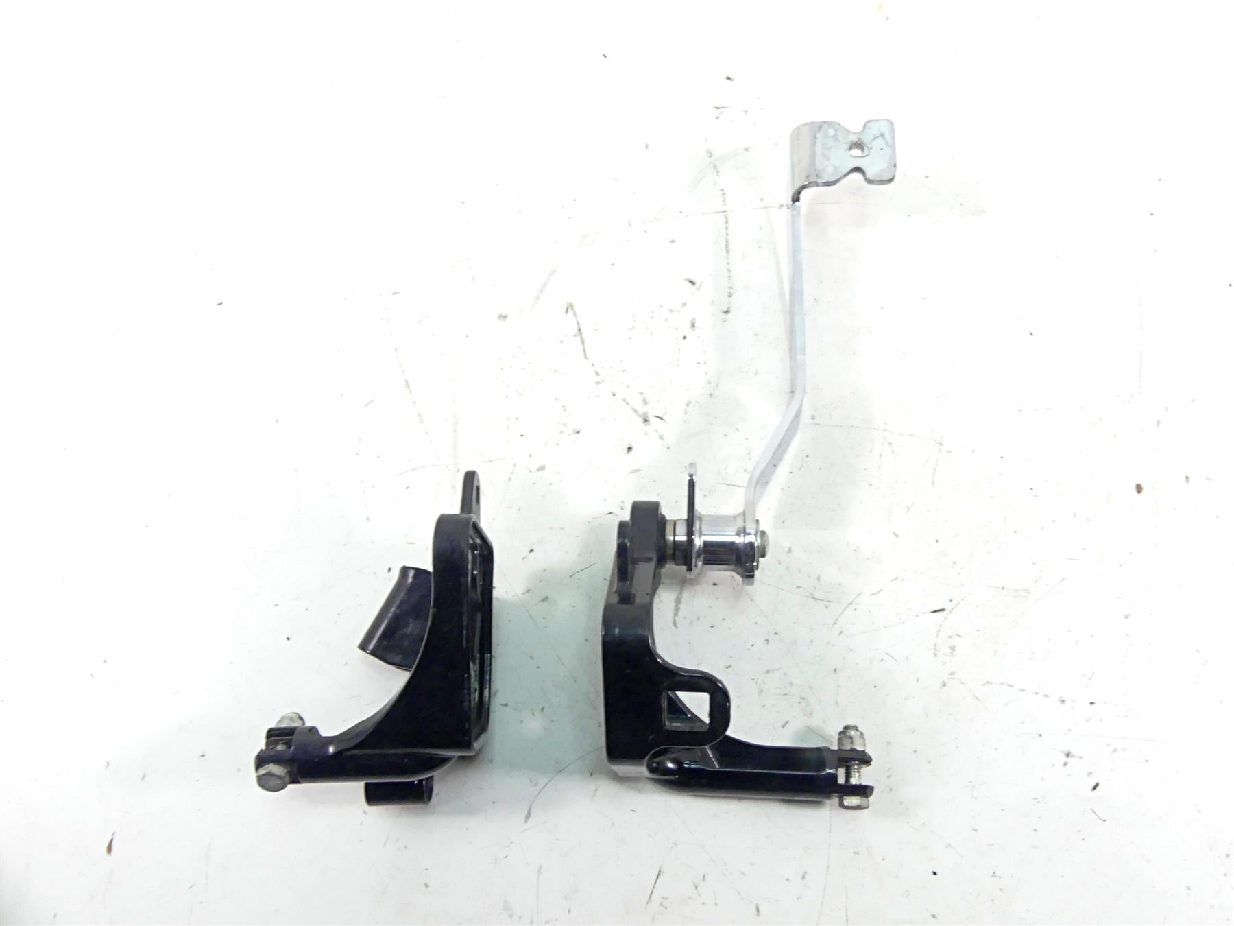 2006 Harley Softail FXSTSI Springer Left Right Footpeg Mounts 33683-00 42507-00 {{ shop.shopifyCountryName }} - Mototech271