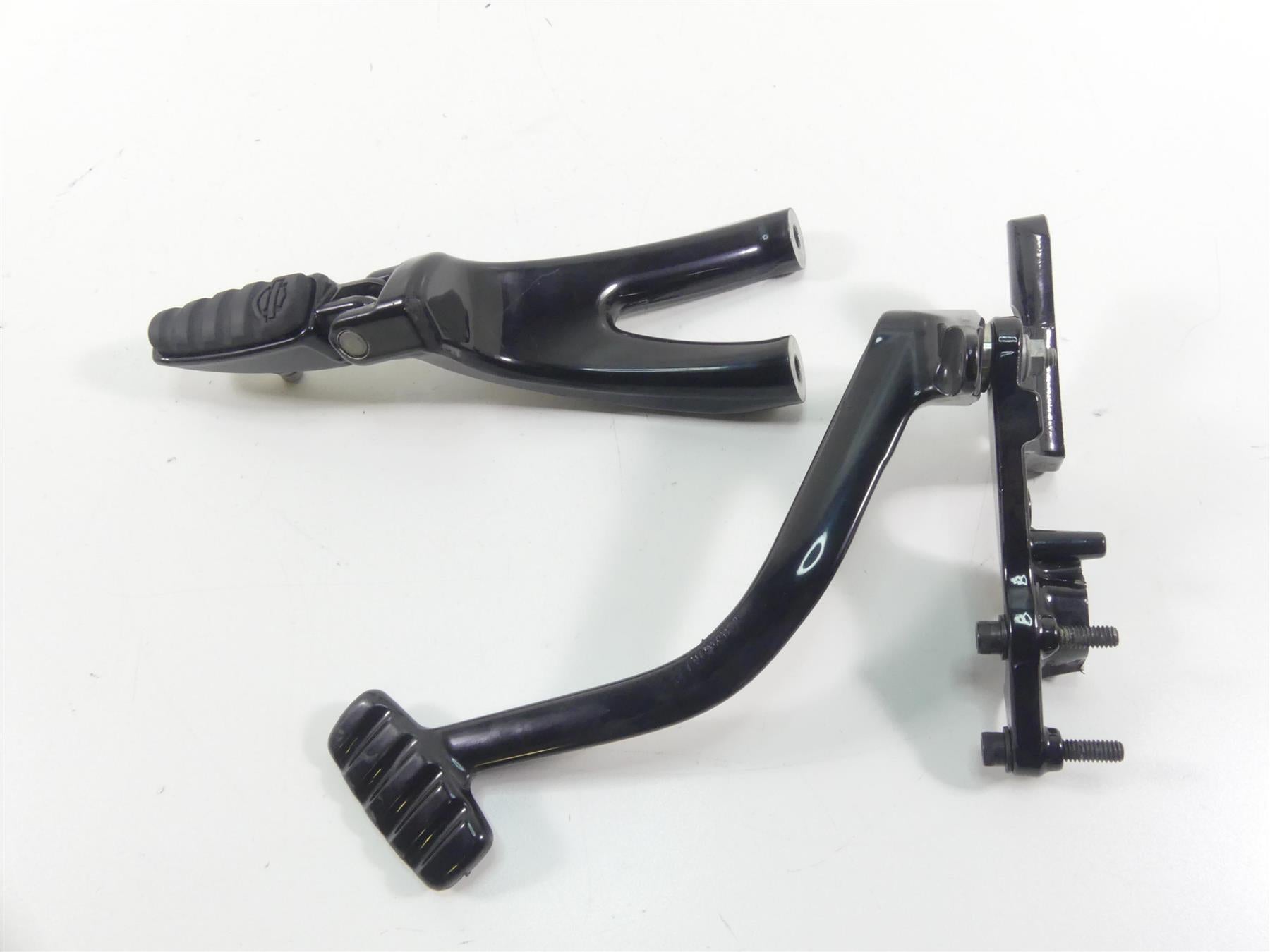 2018 Harley Softail FXFB Fat Bob Right Rider Footpeg & Brake Pedal Set 50500746 {{ shop.shopifyCountryName }} - Mototech271