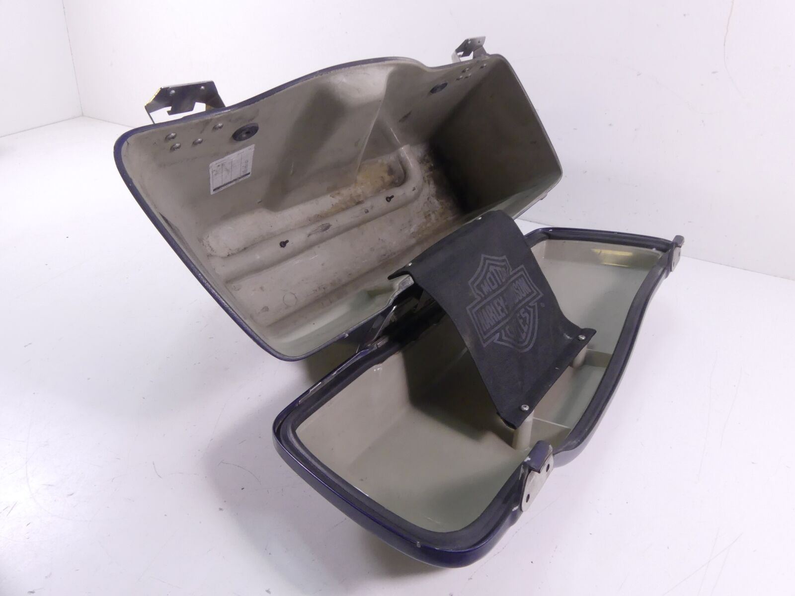 2000 Harley Touring FLHTCI Electra Glide Left Saddlebag Saddle Bag -Read 90752-9 {{ shop.shopifyCountryName }} - Mototech271