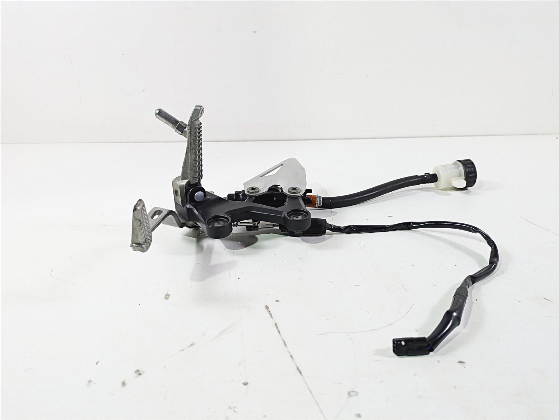 2023 Kawasaki EX400 Ninja Right Footpeg + Brake Lever Master Cylinder 35063-1408 {{ shop.shopifyCountryName }} - Mototech271