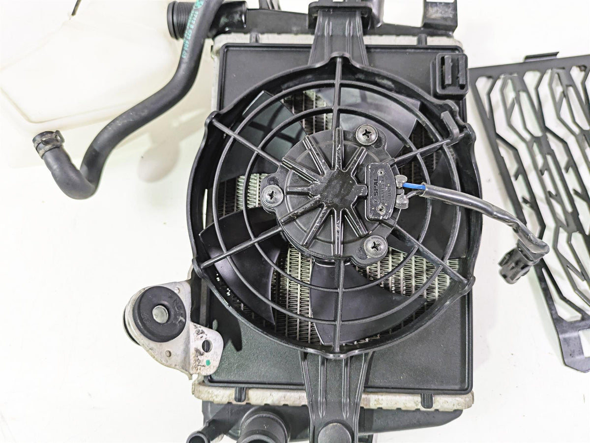 2015 BMW R1200 GS Adv K51 Right Radiator Fan Reservoir & Cover 17118546416 {{ shop.shopifyCountryName }} - Mototech271