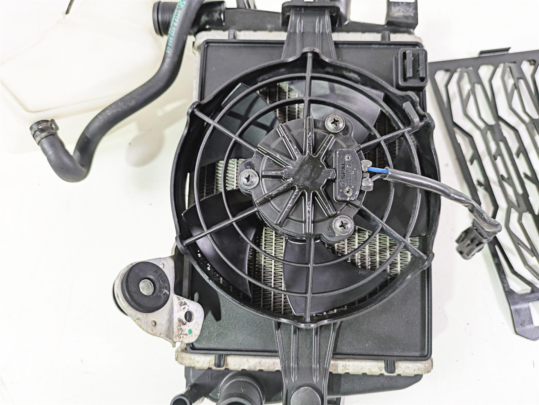 2015 BMW R1200 GS Adv K51 Right Radiator Fan Reservoir & Cover 17118546416 {{ shop.shopifyCountryName }} - Mototech271