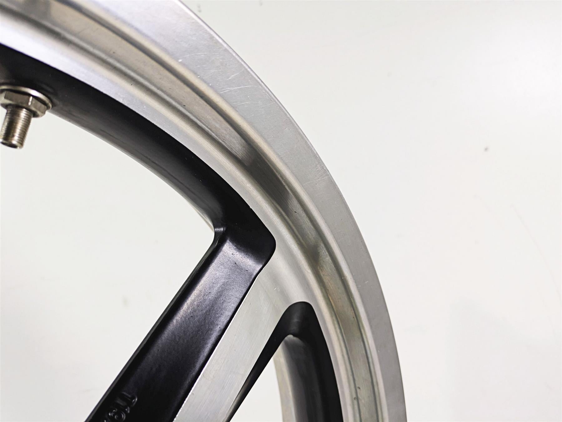 2012 Harley VRSCF Muscle V Rod Straight 19x3 Front Wheel 41670-09 {{ shop.shopifyCountryName }} - Mototech271