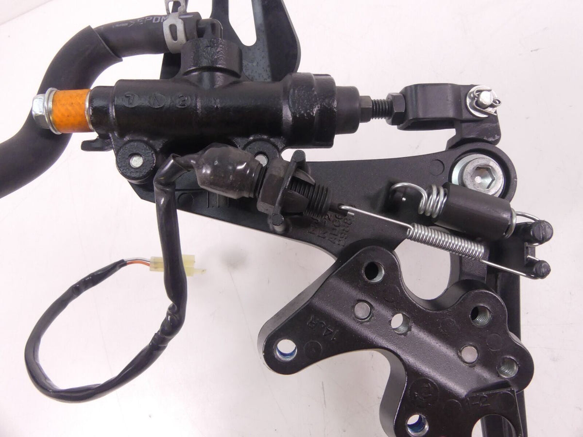 2018 Suzuki GSXR750 Right Front Driver Footpeg Brake Pedal Set 43511-14J10 {{ shop.shopifyCountryName }} - Mototech271