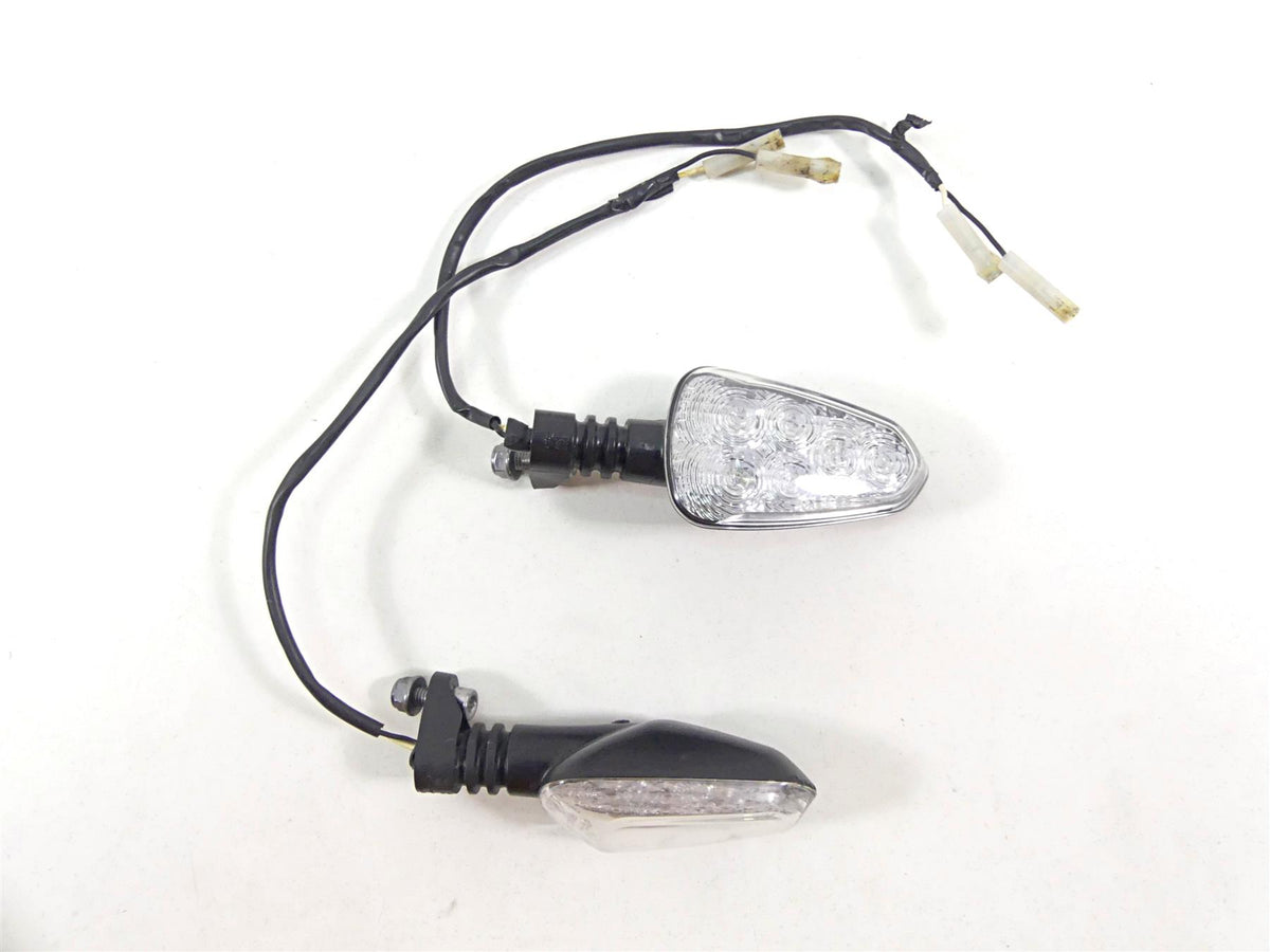 2022 Triumph Speed Triple 1200 RS Front Blinker Turn Signal Set T2704035 {{ shop.shopifyCountryName }} - Mototech271