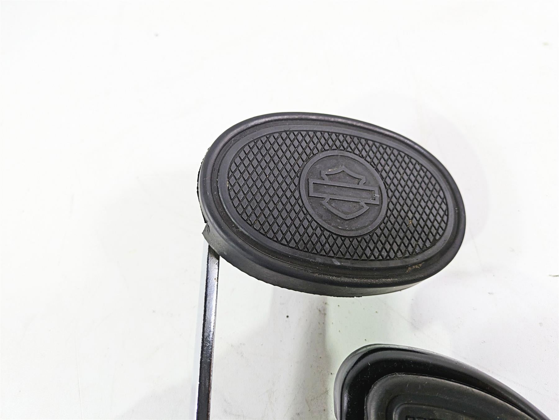 2008 Harley FLSTSB Cross Bones Right Floorboard & Brake Pedal Set 50600026 {{ shop.shopifyCountryName }} - Mototech271