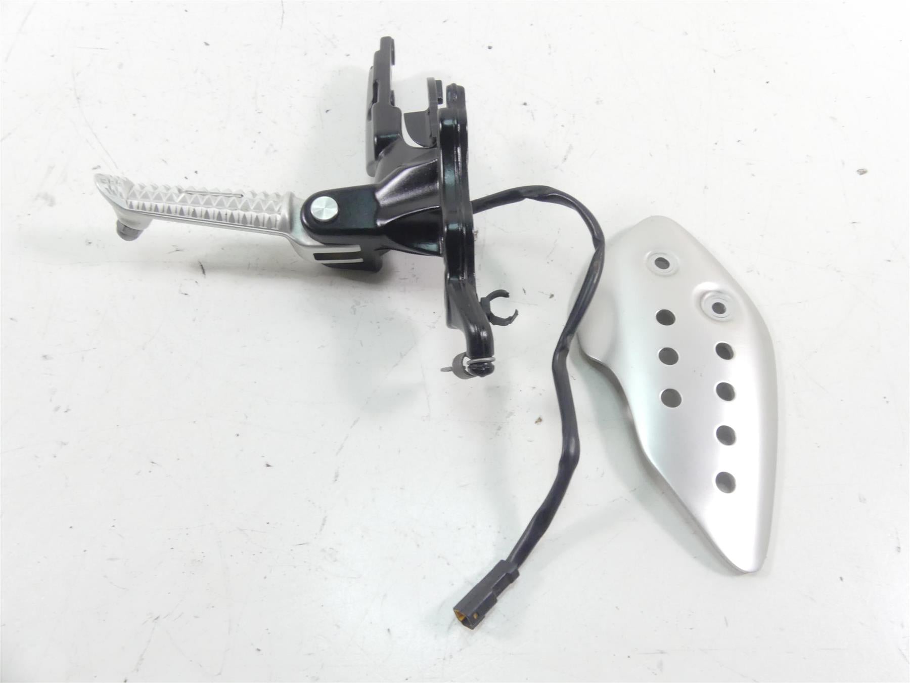 2017 Triumph Thruxton 1200 R Right Front Footpeg Foot Peg + Bracket T2081084 {{ shop.shopifyCountryName }} - Mototech271