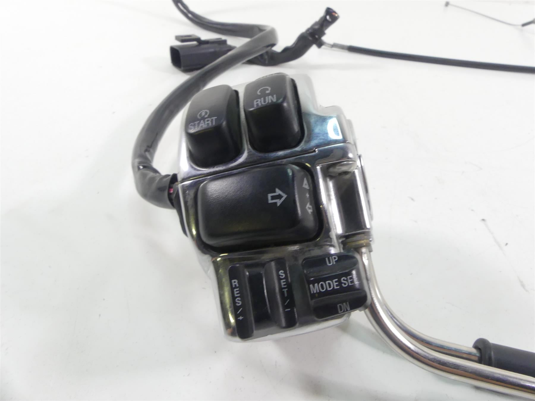 2007 Harley FLHTCU SE CVO Electra Glide Right Cruise Control Switch 71684-06 {{ shop.shopifyCountryName }} - Mototech271
