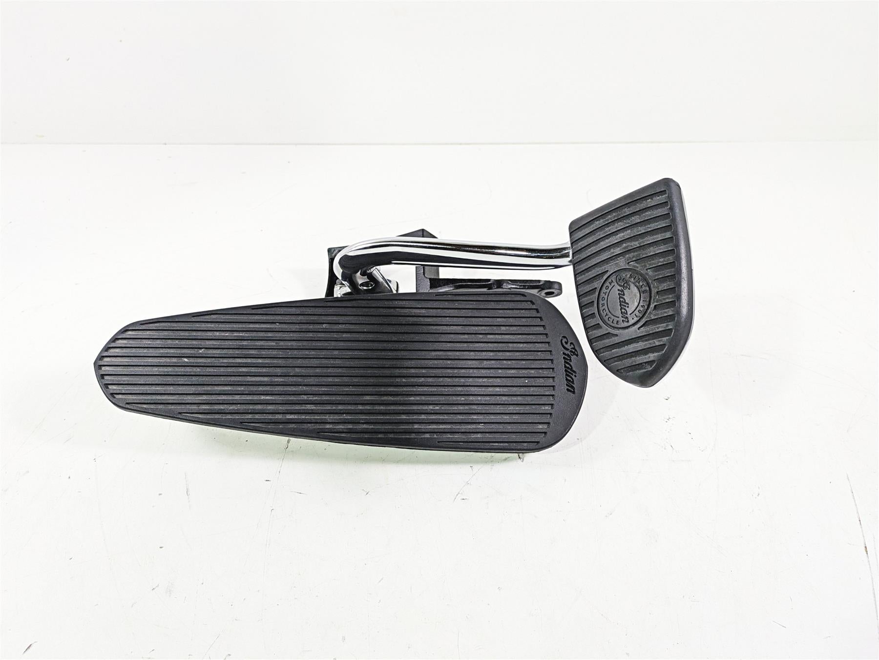 2018 Indian Chieftain Limited Chrome Right Floor Board & Brake Pedal 5141001 {{ shop.shopifyCountryName }} - Mototech271