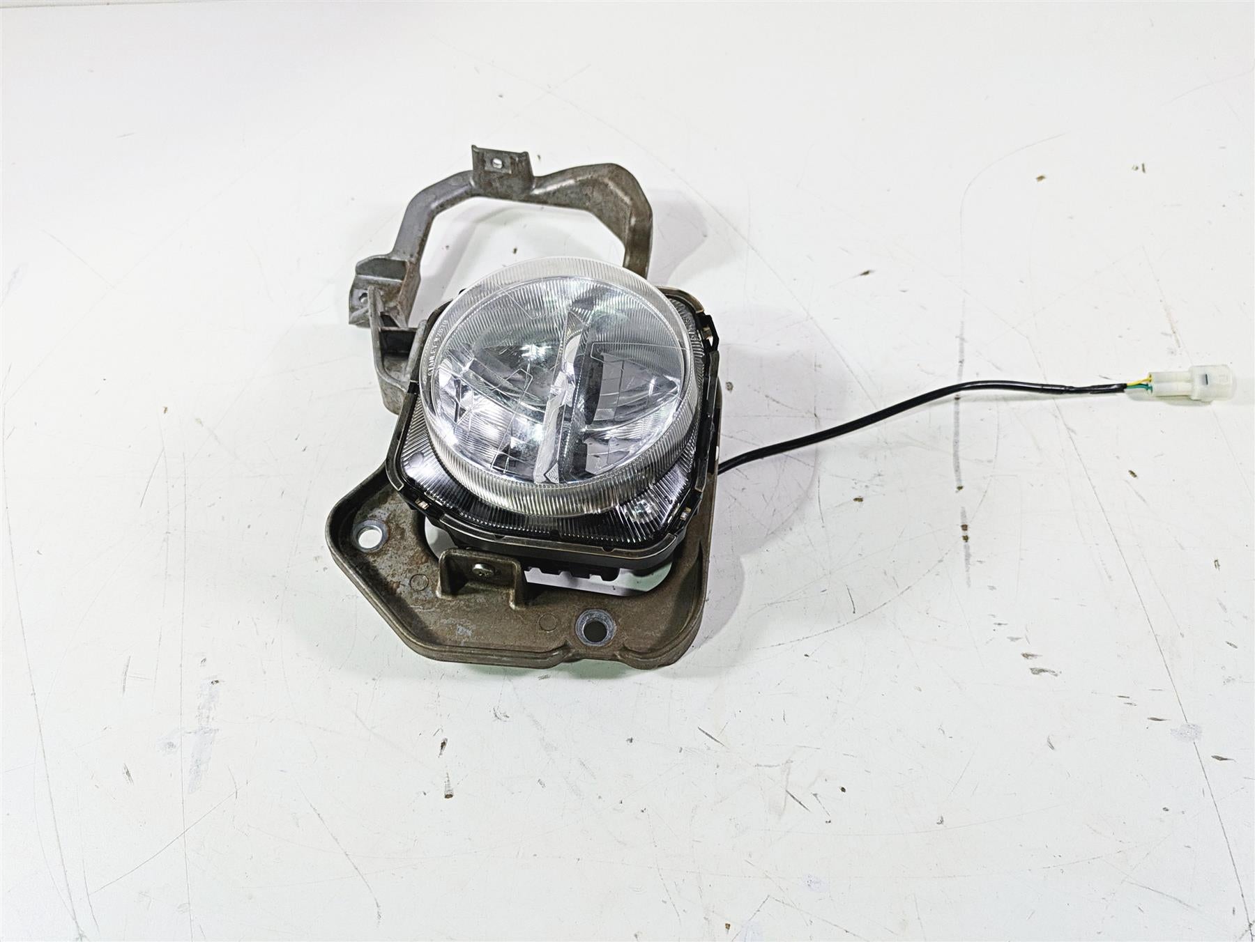 2022 Yamaha YXZ1000 R Left Headlight Mount & One Lamp 2UD-84300-00-00 {{ shop.shopifyCountryName }} - Mototech271