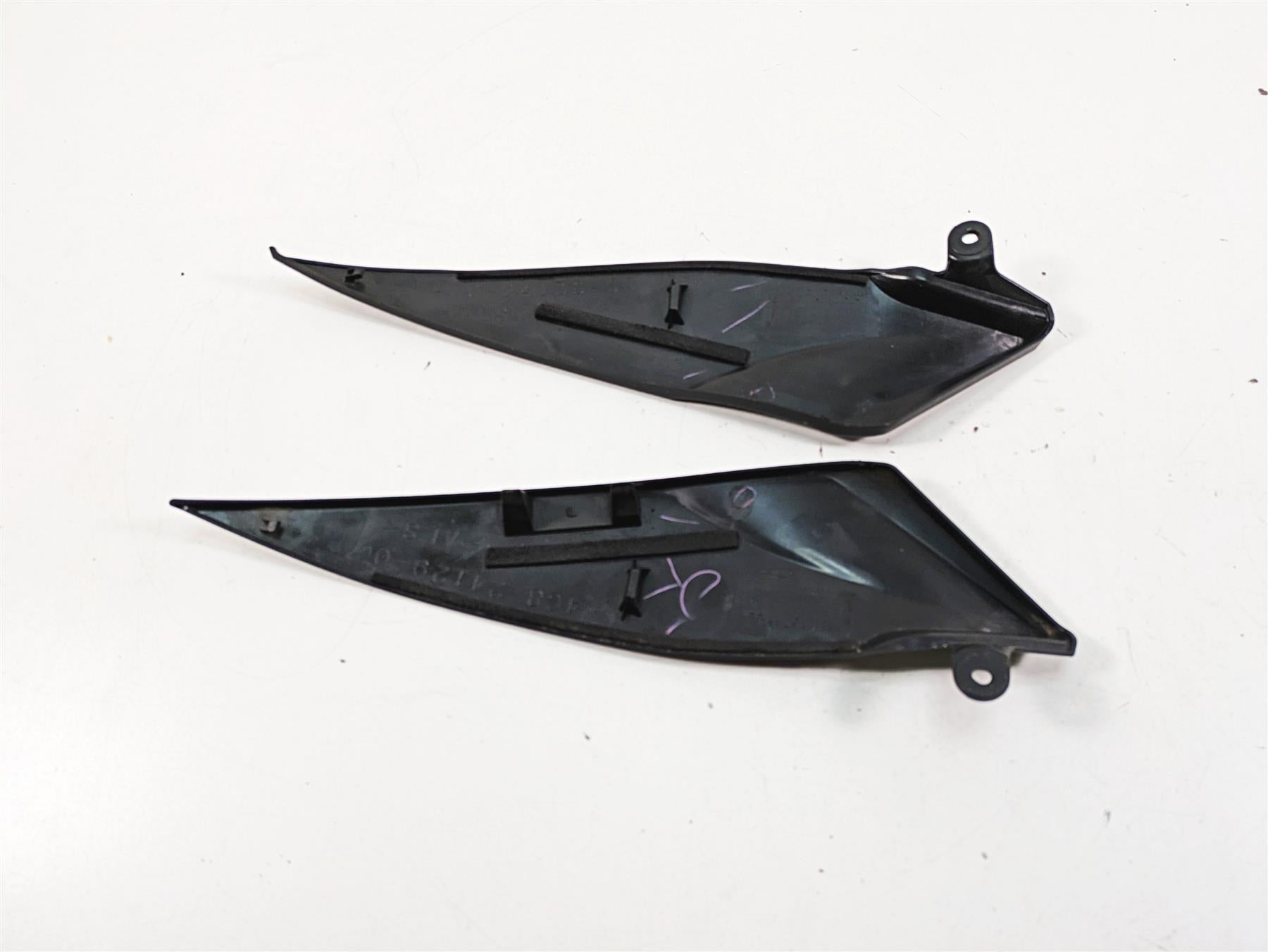 2007 Yamaha R1 YZFR1 Side Trim Infill under Tank Side Cover Fairing 4C8-24139-00 {{ shop.shopifyCountryName }} - Mototech271