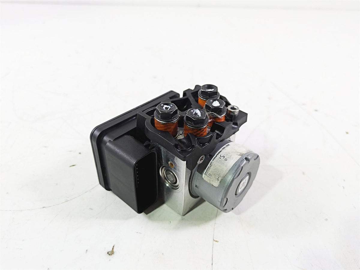 2019 Triumph Speed Triple RS 1050 Abs Brake Pump Module Unit T2029204 {{ shop.shopifyCountryName }} - Mototech271