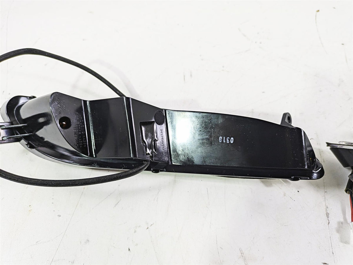2018 Indian Chieftain Limited Front Blinker Turn Signal Set R 2412456 L 2412455 {{ shop.shopifyCountryName }} - Mototech271