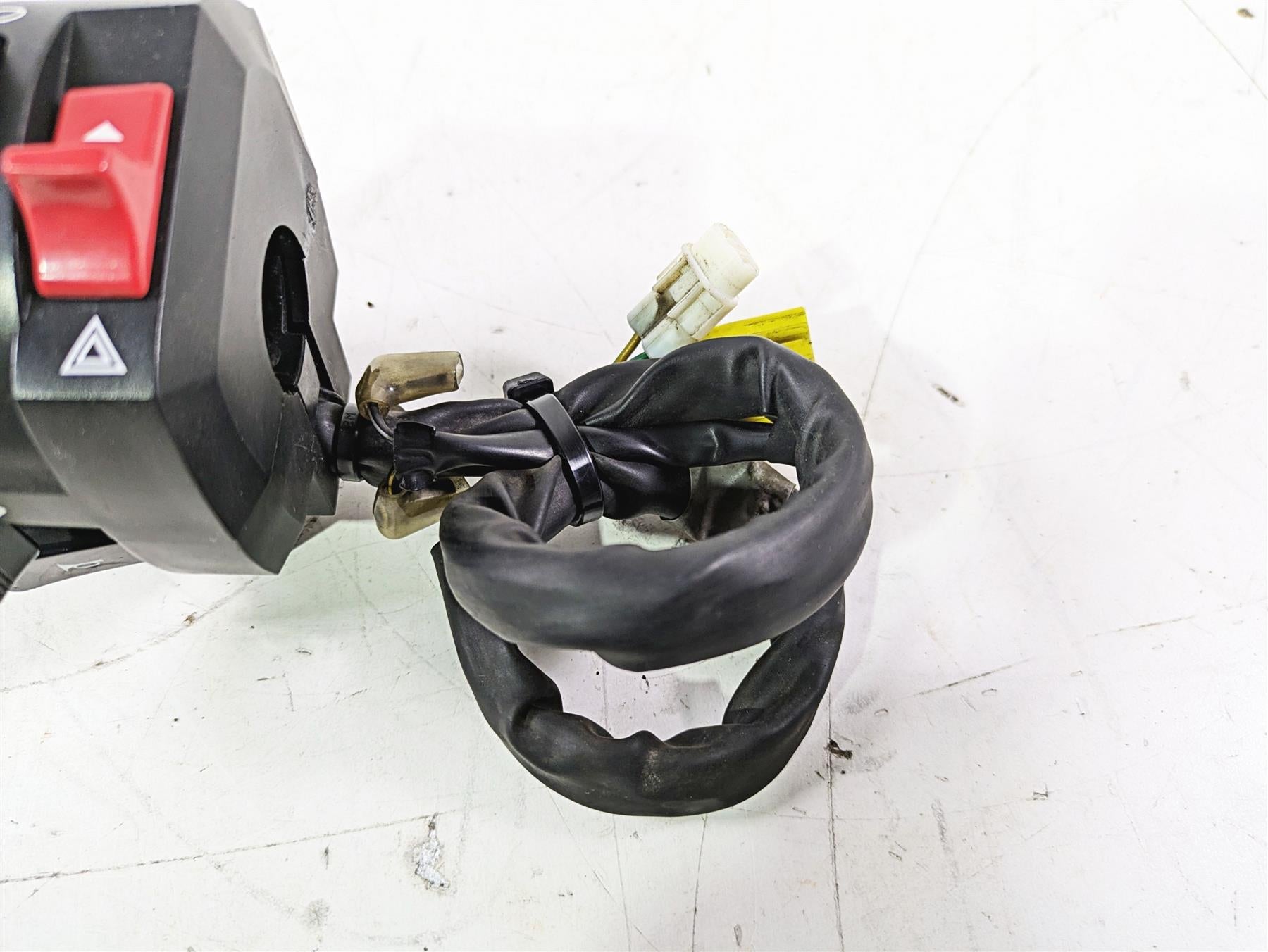 2016 Suzuki GSXR1000 Left Hand Turn Signal Lights Control Switch 37400-47H10 {{ shop.shopifyCountryName }} - Mototech271