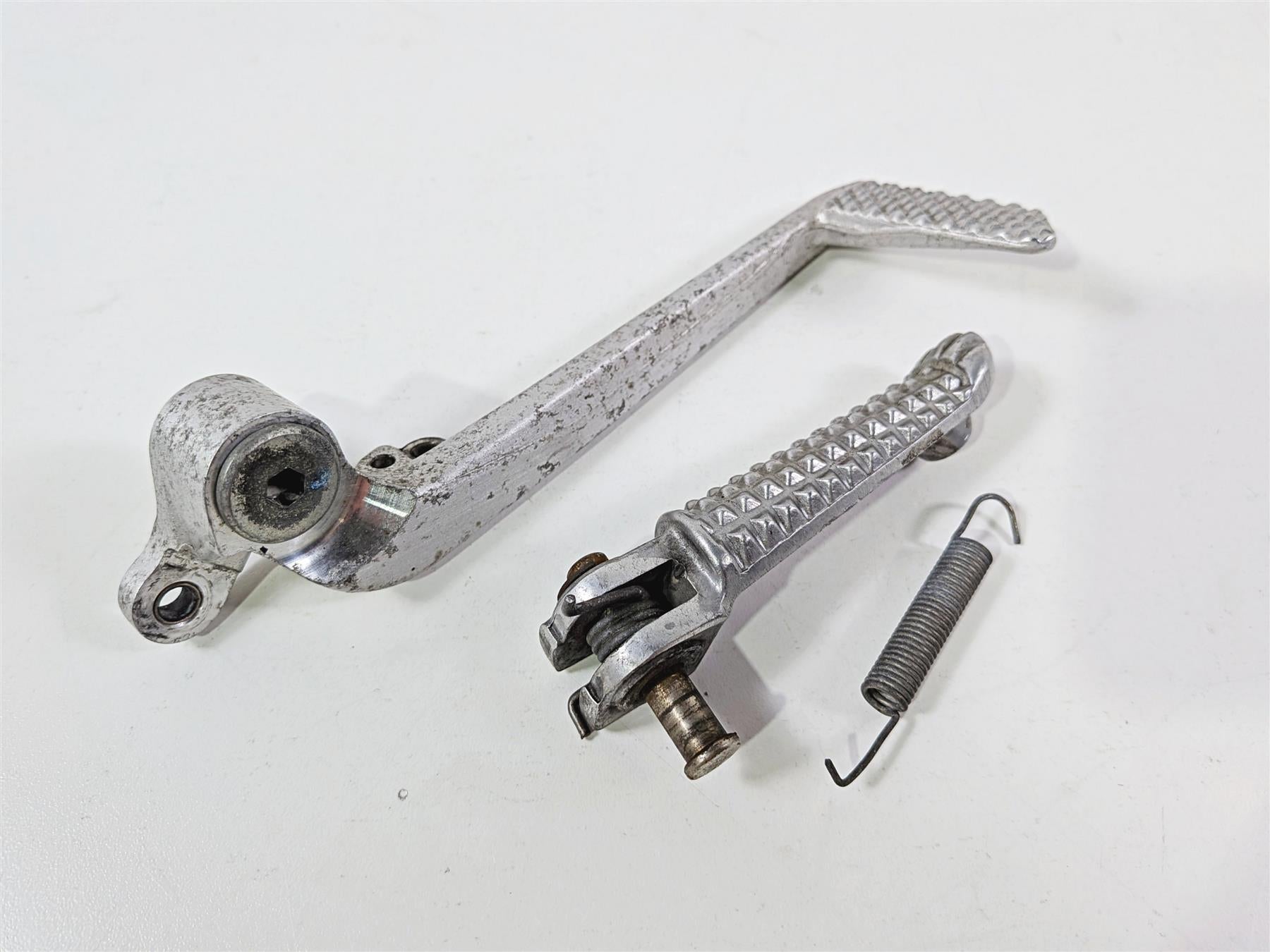 2008 Yamaha YZF R1 RN19 Front Right Footpeg & Brake Pedal 4C8-27211-00-00 {{ shop.shopifyCountryName }} - Mototech271