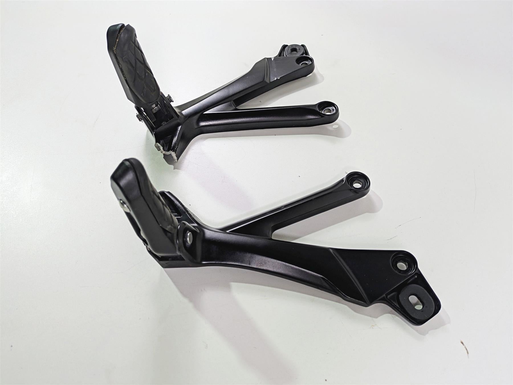 2023 Suzuki GSX1300 RR Hayabusa Rear Passenger Footpeg Set - Read 3600-10L00 {{ shop.shopifyCountryName }} - Mototech271