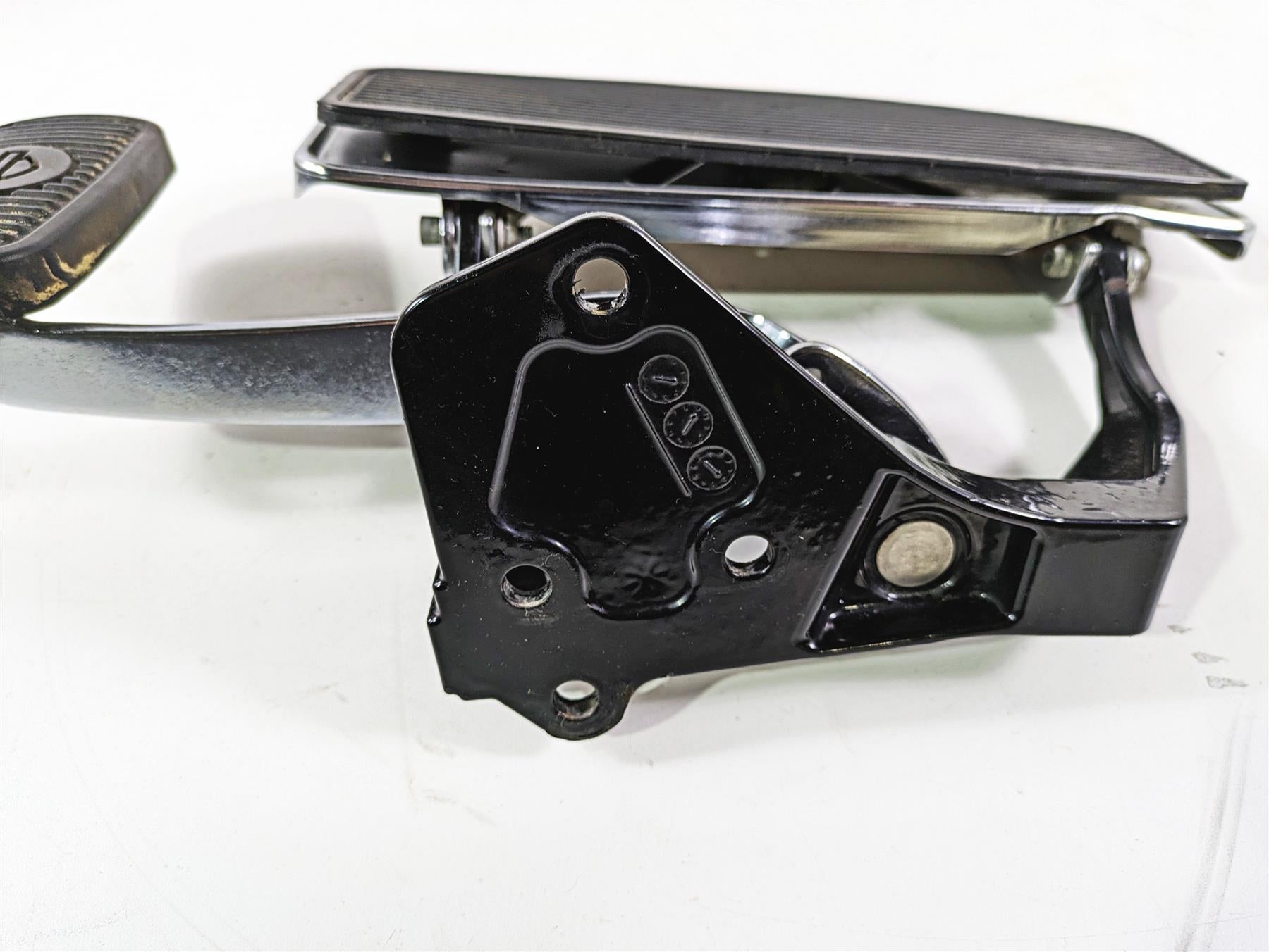 2008 Harley FLSTC Softail Heritage Right Front Floor Board + Brake Set 50600026 {{ shop.shopifyCountryName }} - Mototech271