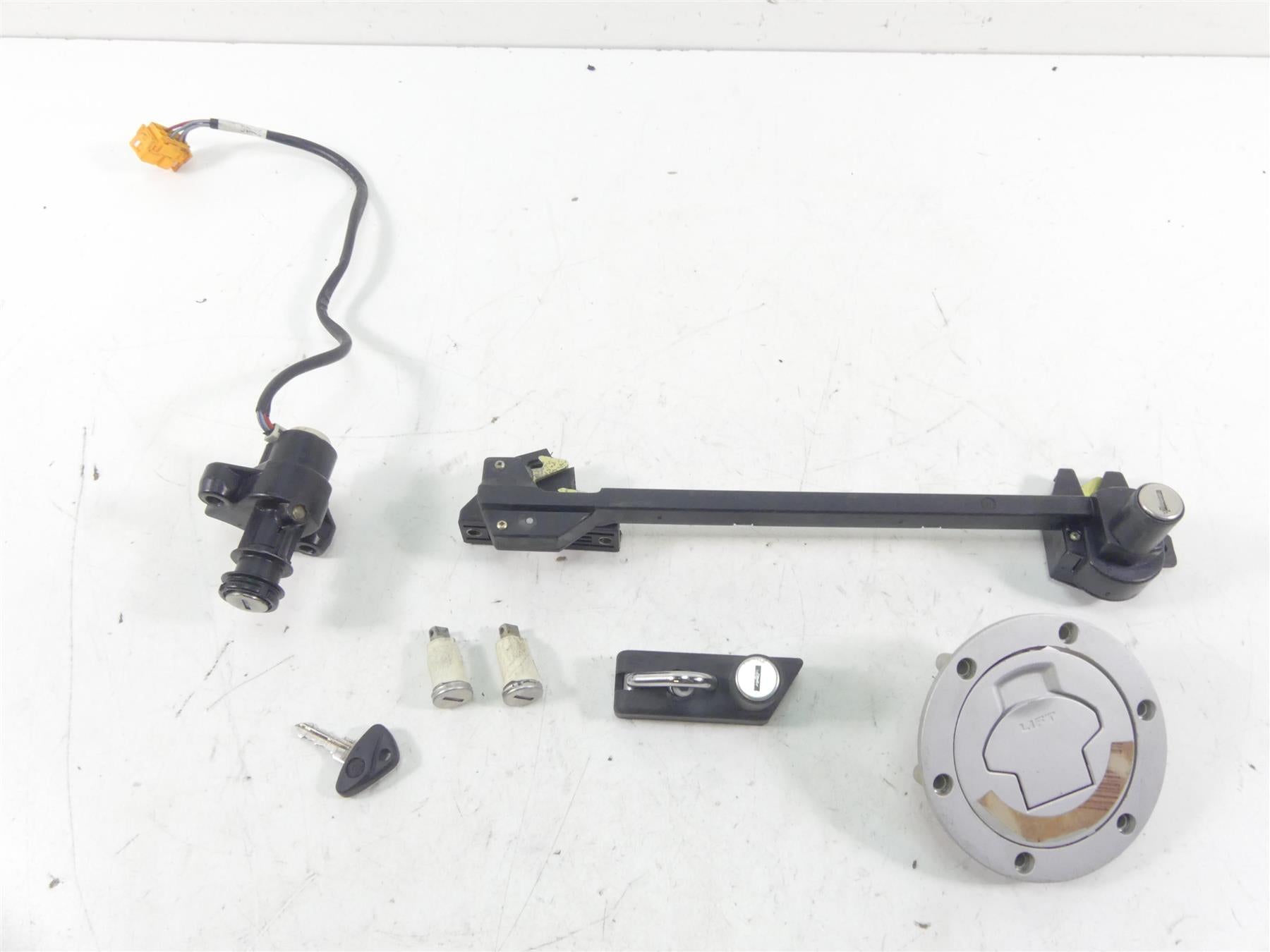 1999 BMW R1100 GS 259E Ignition Switch Gas Cap Seat Lock Key Set 51252313183 | Mototech271